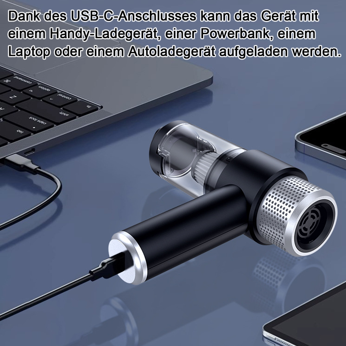 Ein schwarzer Handstaubsauger lädt über USB-C an einem Laptop.