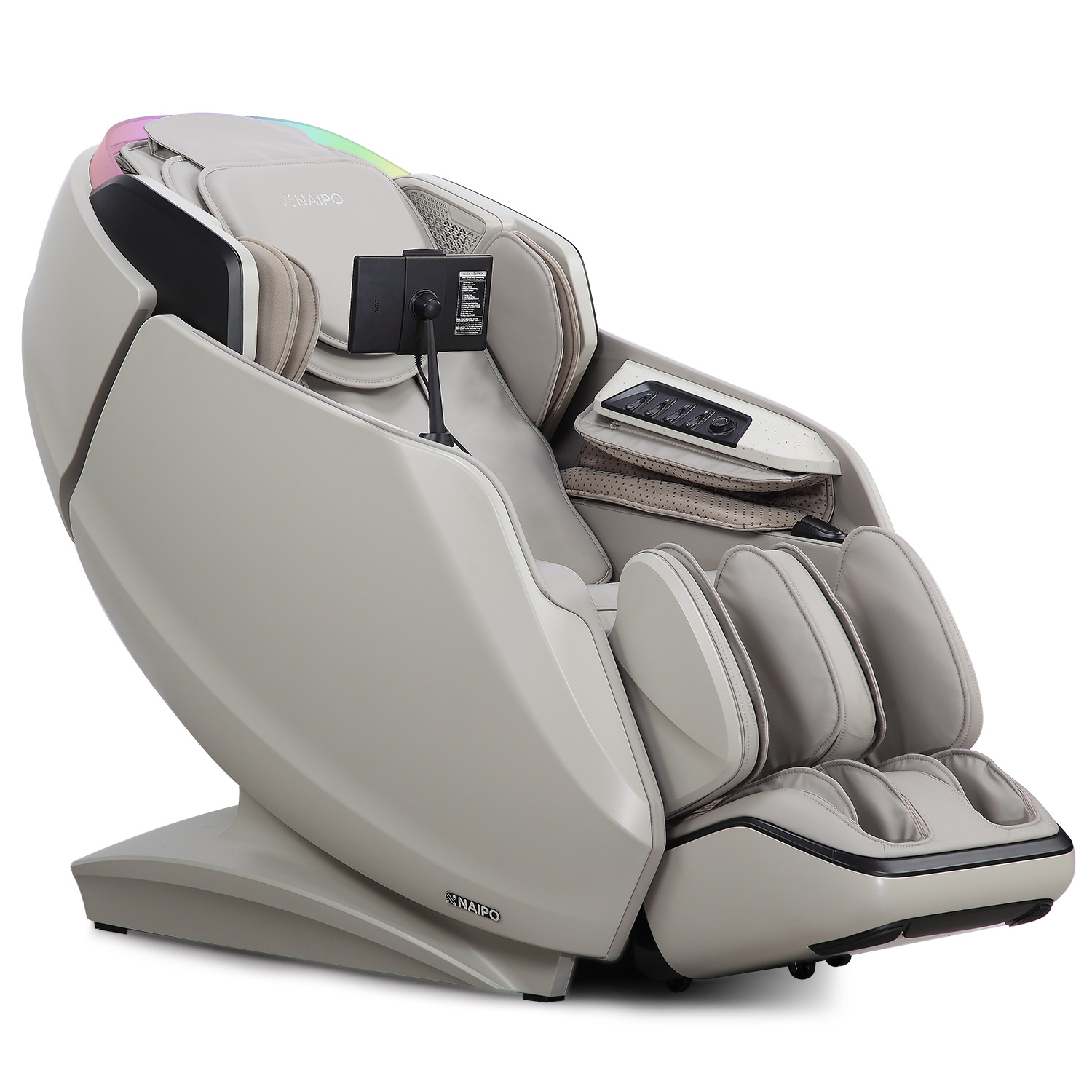Ein heller Massagesessel mit Fußstütze und Bedienfeld, weißer Hintergrund.