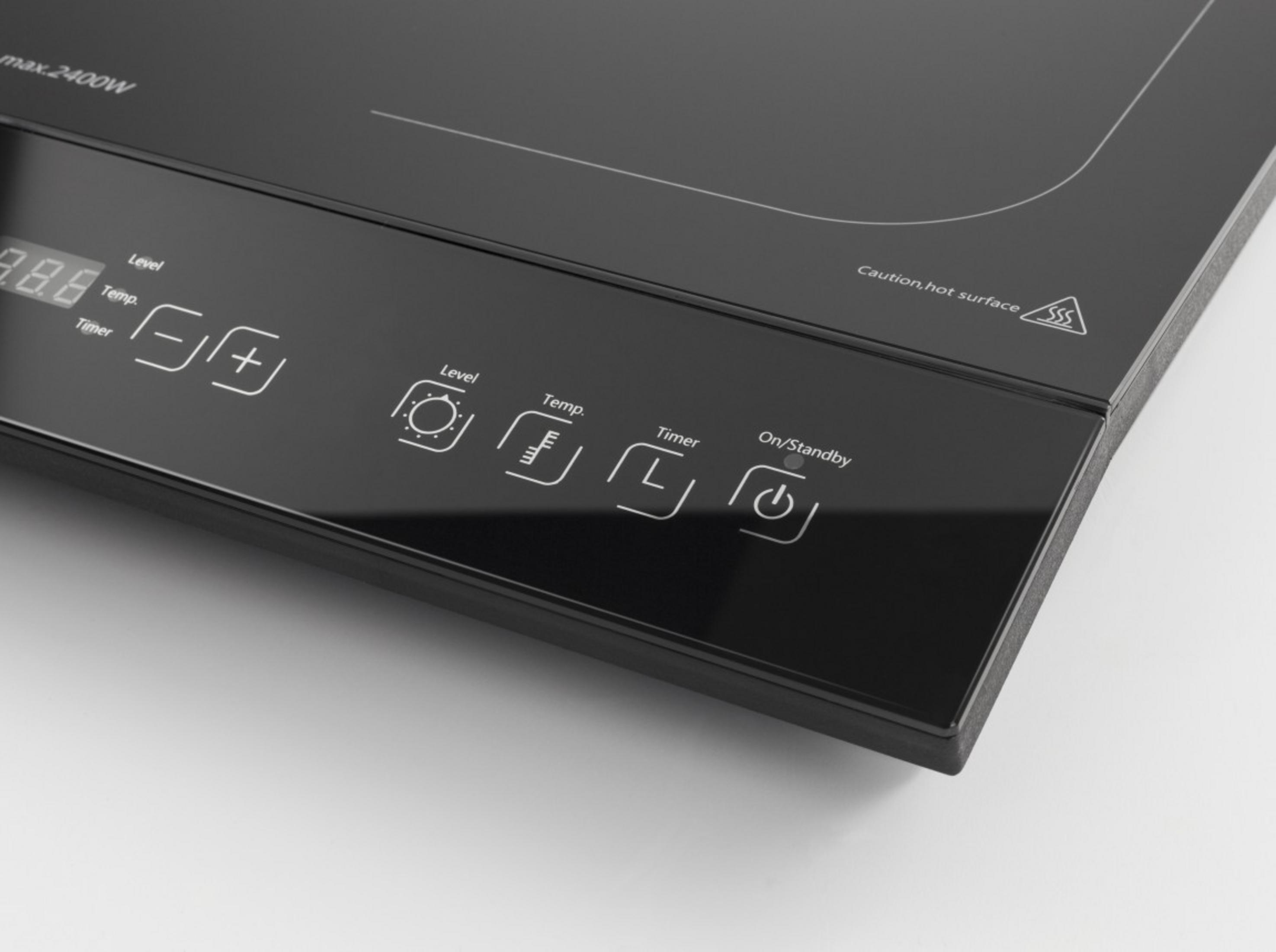 Schwarze Induktionskochplatte mit Touch-Bedienfeld und digitaler Anzeige.
