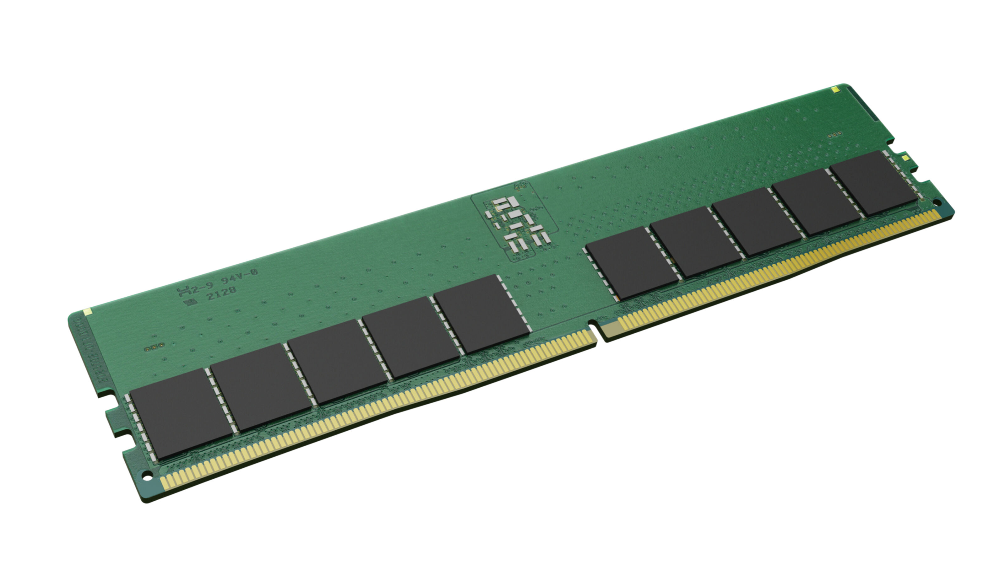 Ein grünes RAM-Modul mit schwarzen Chips und goldenen Kontakten liegt auf weißem Hintergrund.