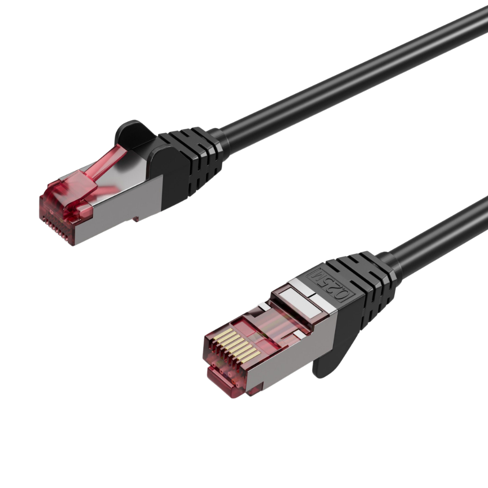 Beyaz arka plan üzerinde kırmızı ve gümüş RJ45 konektörlü siyah ağ kablosu.