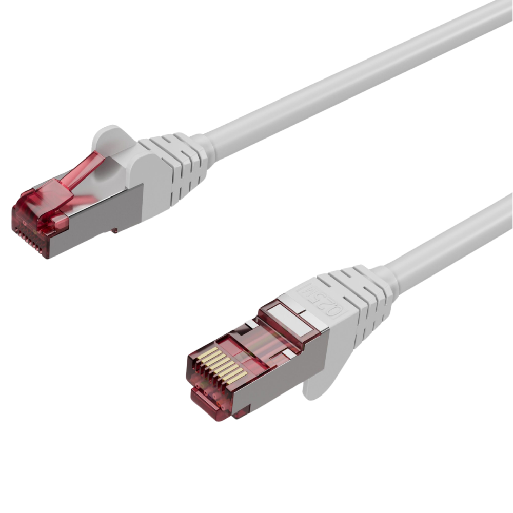 Beyaz arka plan üzerinde kırmızı RJ45 konektörlü iki beyaz ağ kablosu.
