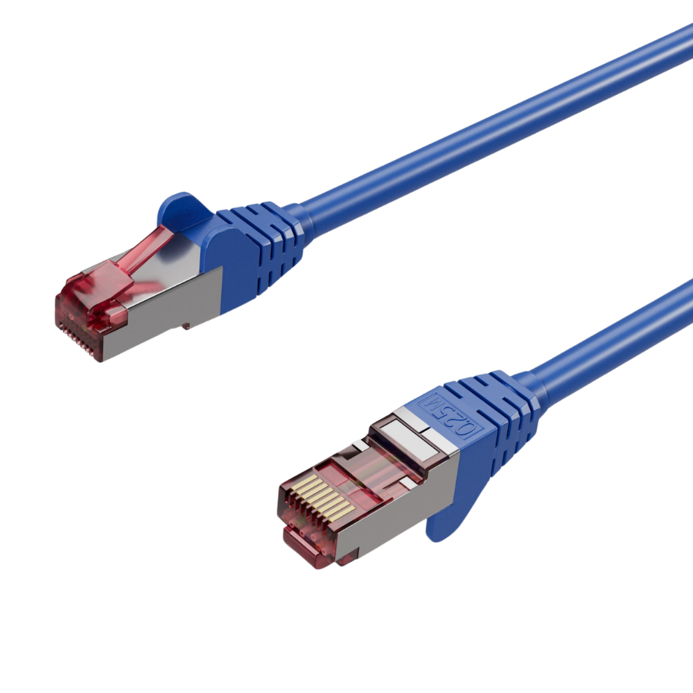 Beyaz arka plan üzerinde RJ45 konektörlü iki mavi ağ kablosu.
