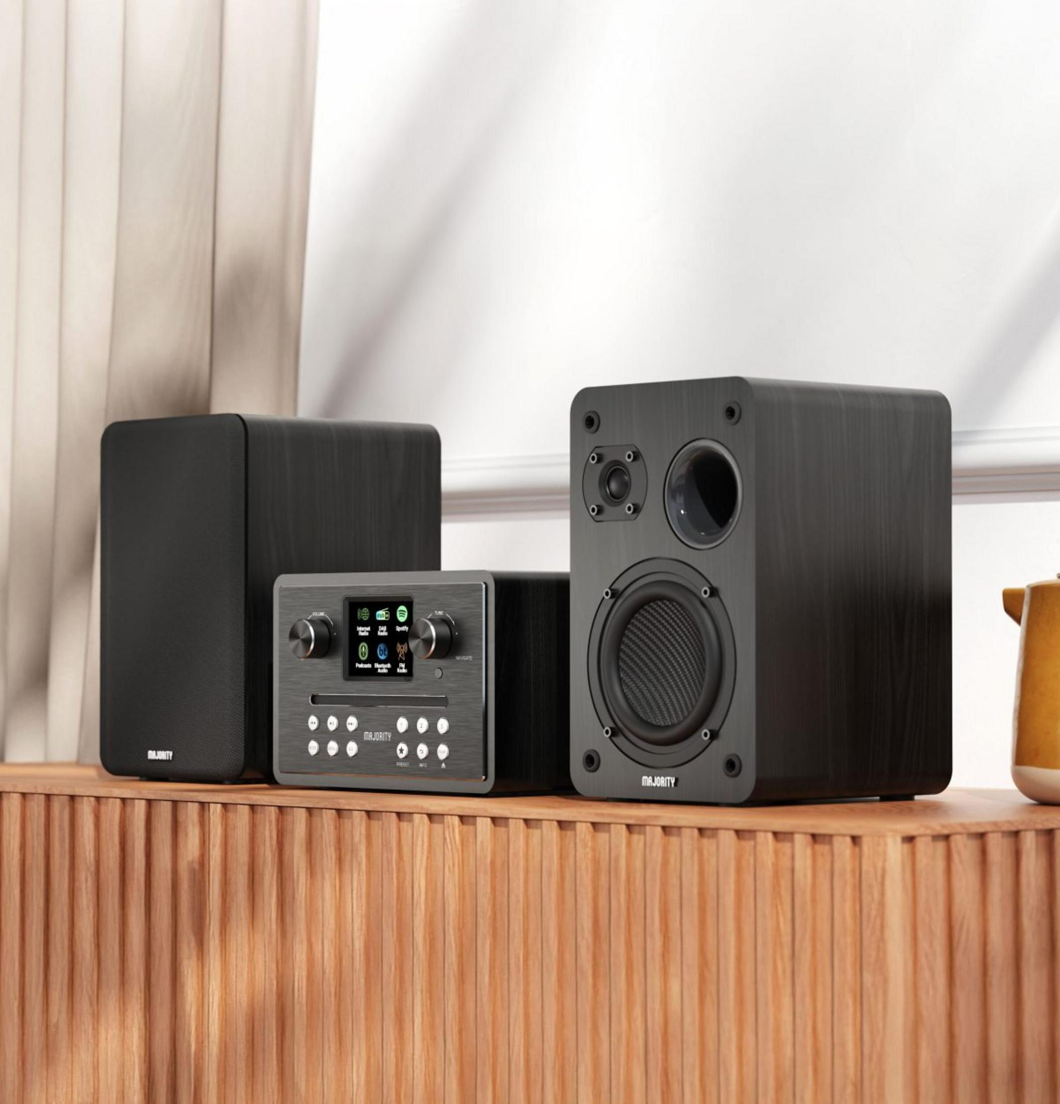 Un sistema stereo nero con due altoparlanti e un'unità ricevente centrale.