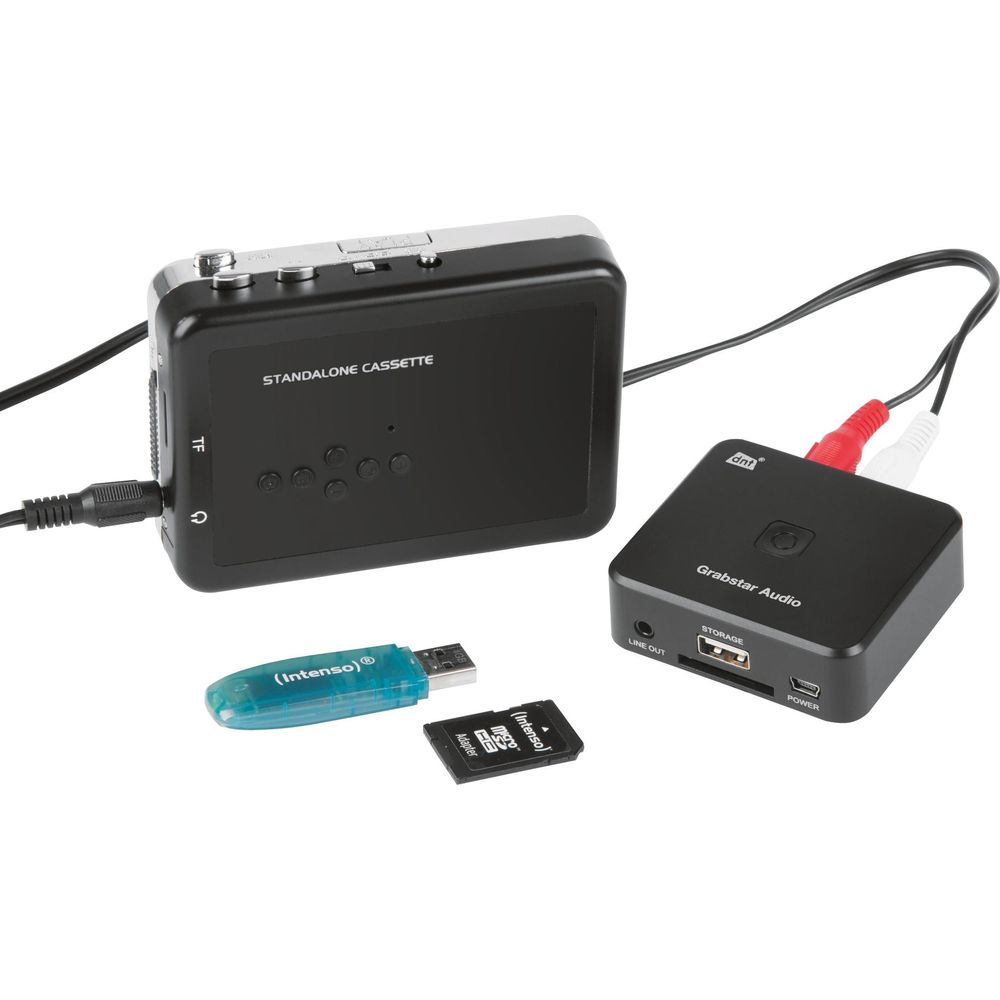 Un dispositivo registratore di cassette nero con cavi e supporti di memorizzazione accanto.