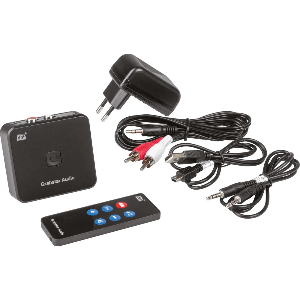 Adattatore audio nero con telecomando, alimentatore e cavi.