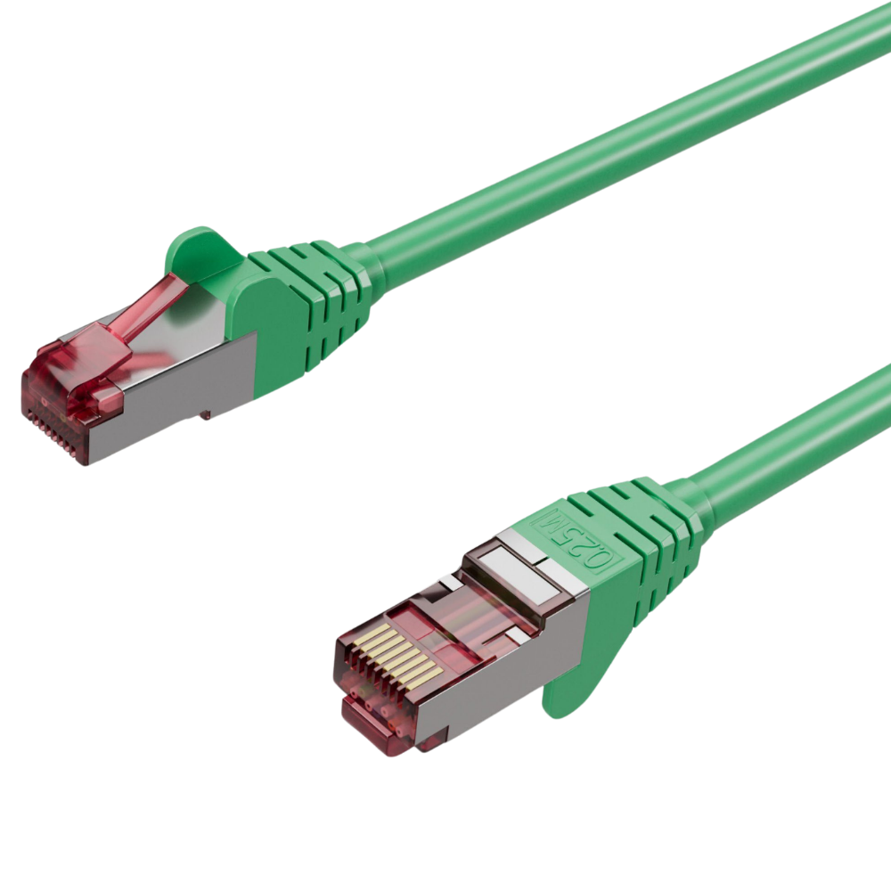Kırmızı kilitleme klipsli, metal gövdeli, iki RJ45 konektörlü yeşil ağ kablosu.