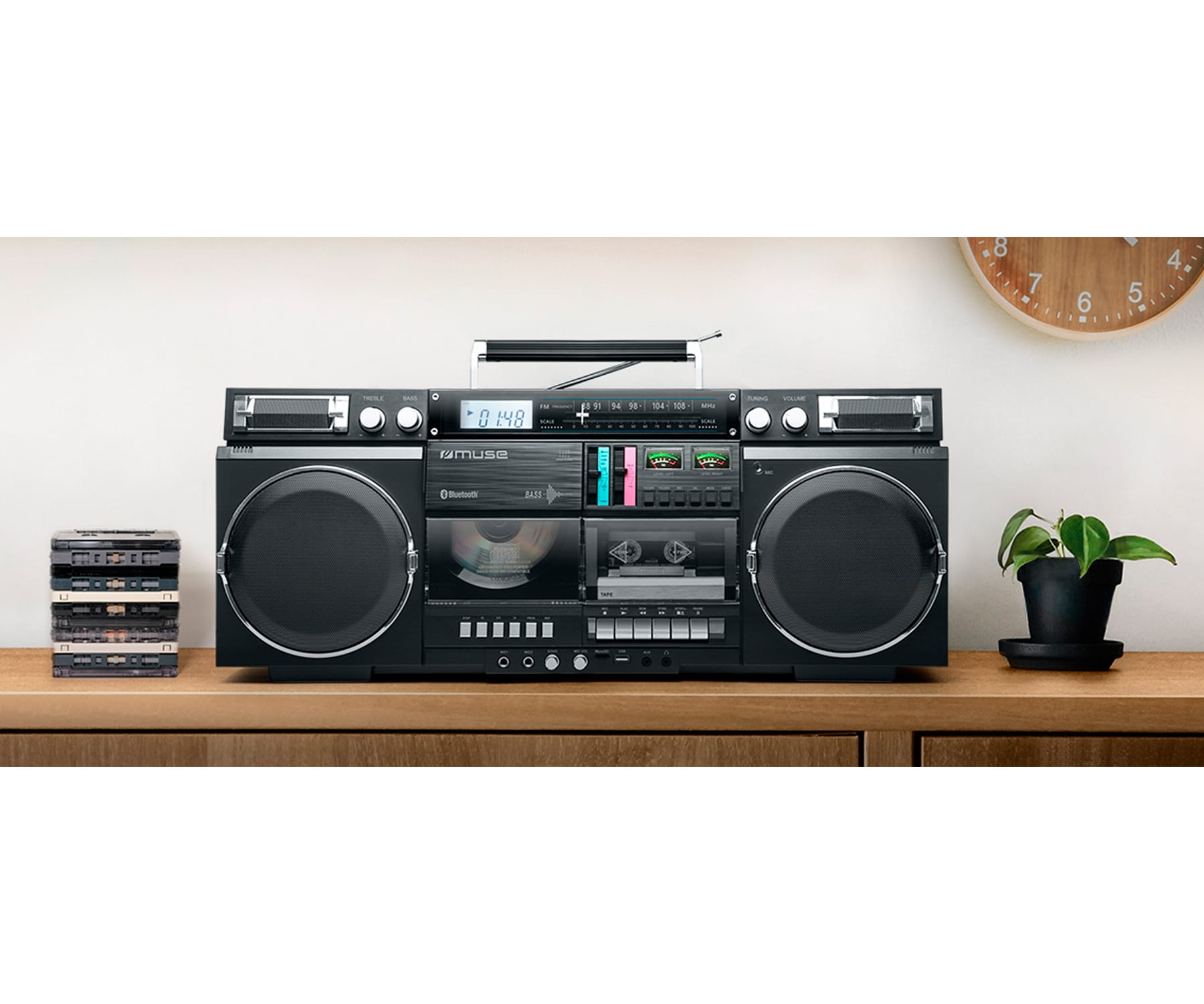 Boombox nera con lettore CD, deck a cassette e altoparlanti.