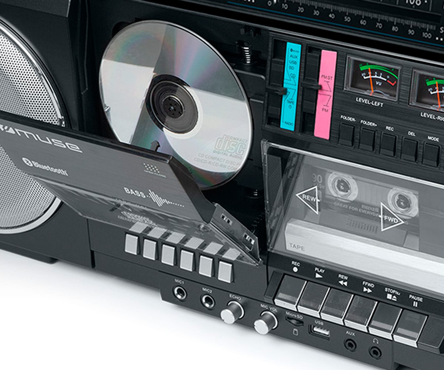 Un boombox portatile con lettore CD, misuratori VU e pulsanti.