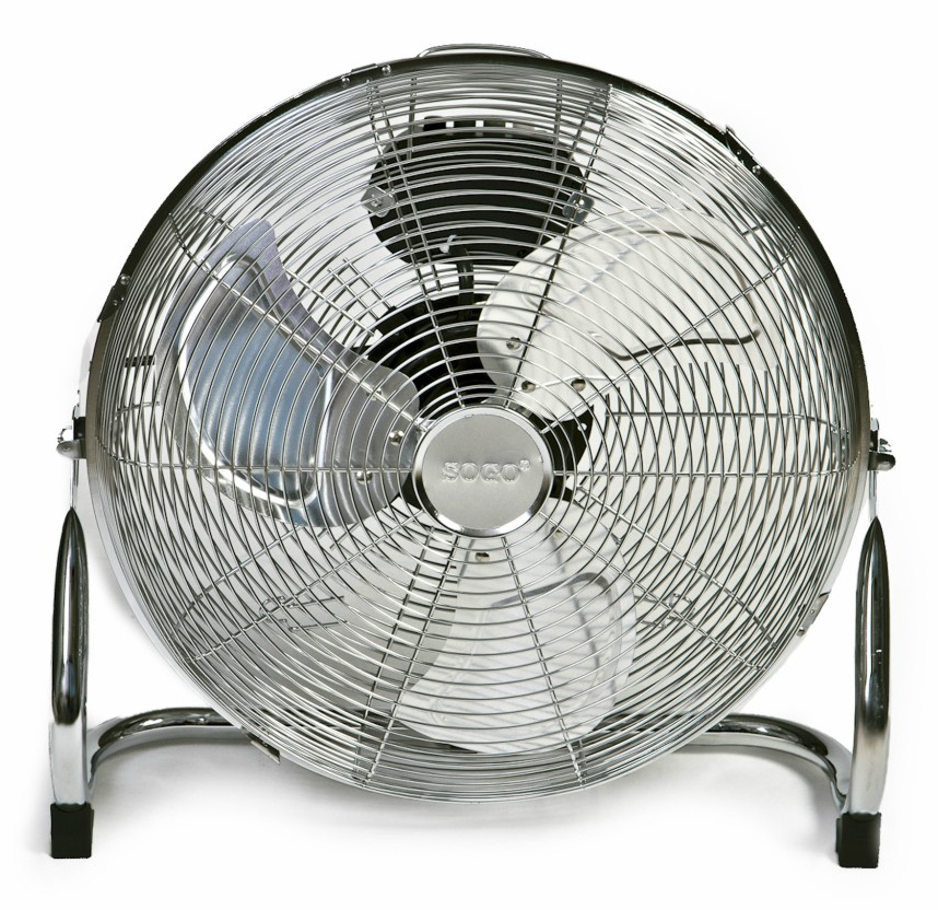 Un ventilador de suelo plateado con rejillas metálicas y tres aspas.