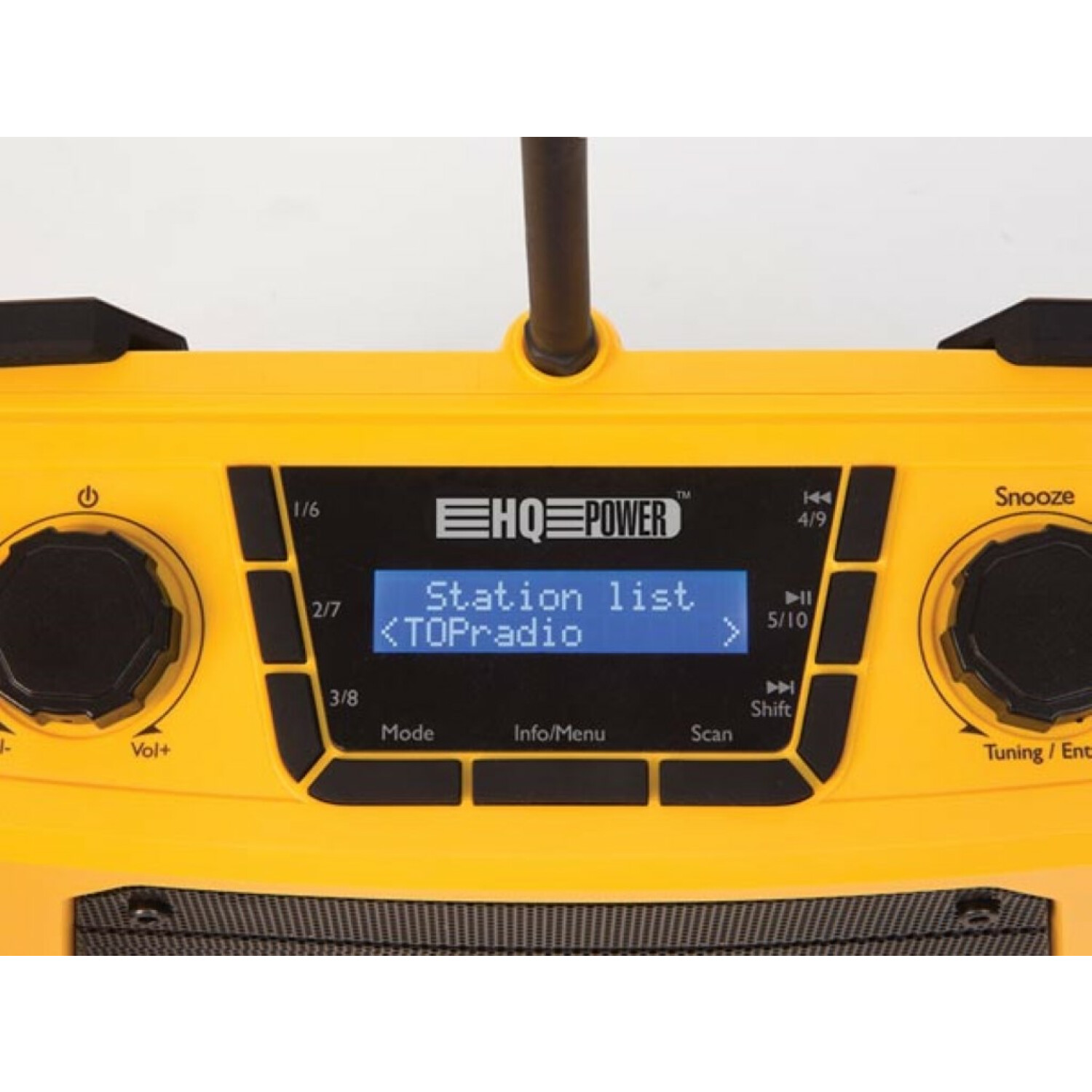 Radio gialla con schermo che mostra elenco stazioni. Manopole e antenna visibili.