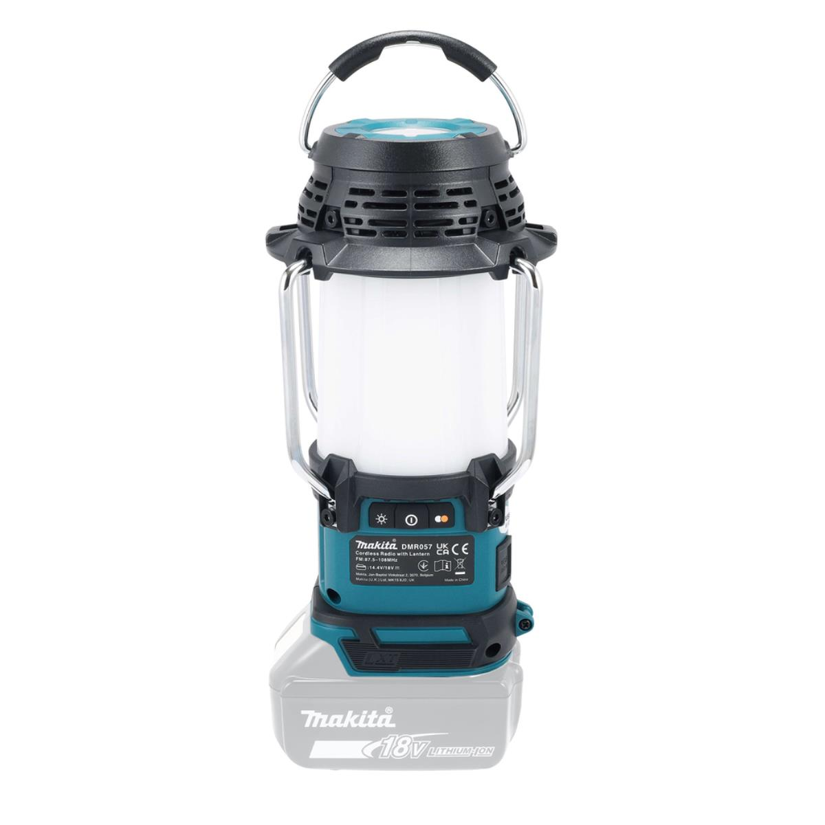 Una lanterna Makita con radio e batteria da 18V, su sfondo bianco.