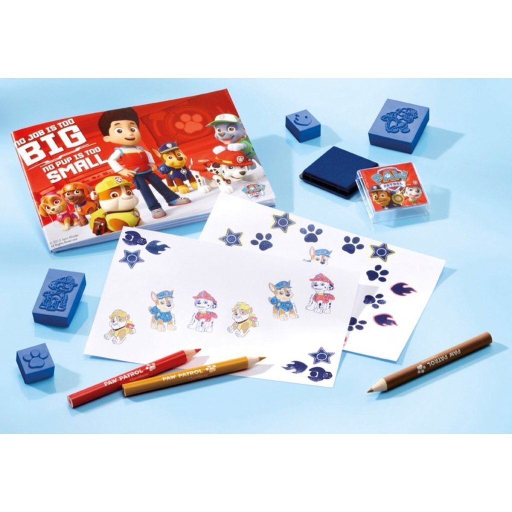Set de sellos de Paw Patrol con libro, lápices y sellos sobre fondo azul.
