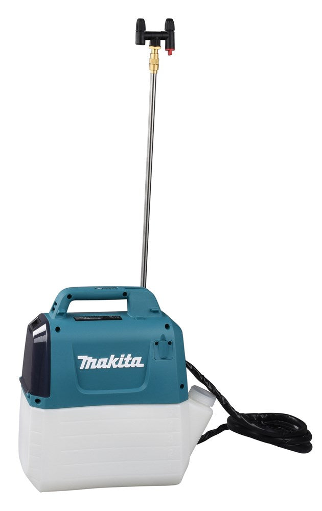 Ein tragbares Makita-Sprühgerät mit blauem Gehäuse und weißem Tank auf weißem Hintergrund.