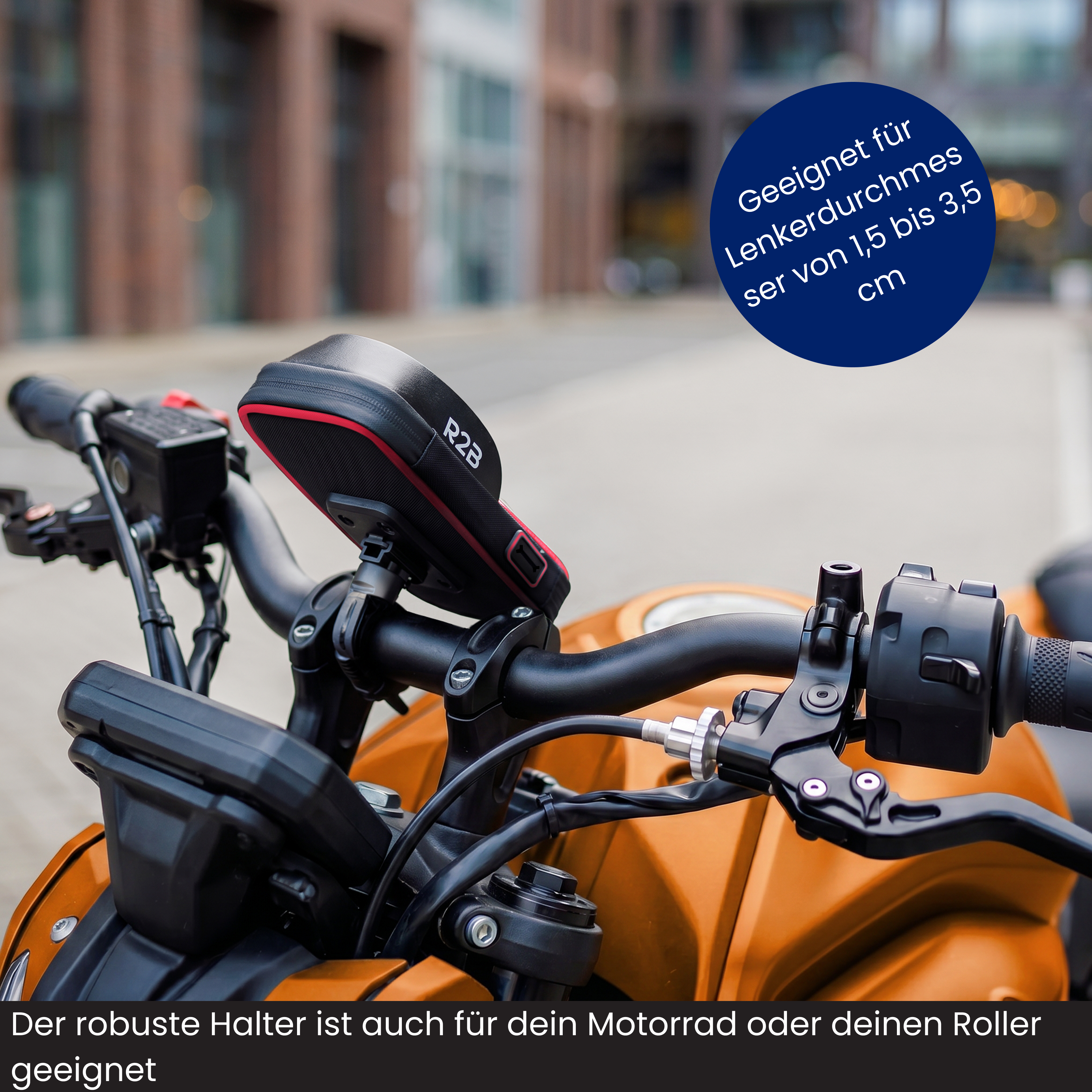 Motorradlenker mit schwarzer Halterung und R2B Tasche. Stadt im Hintergrund.