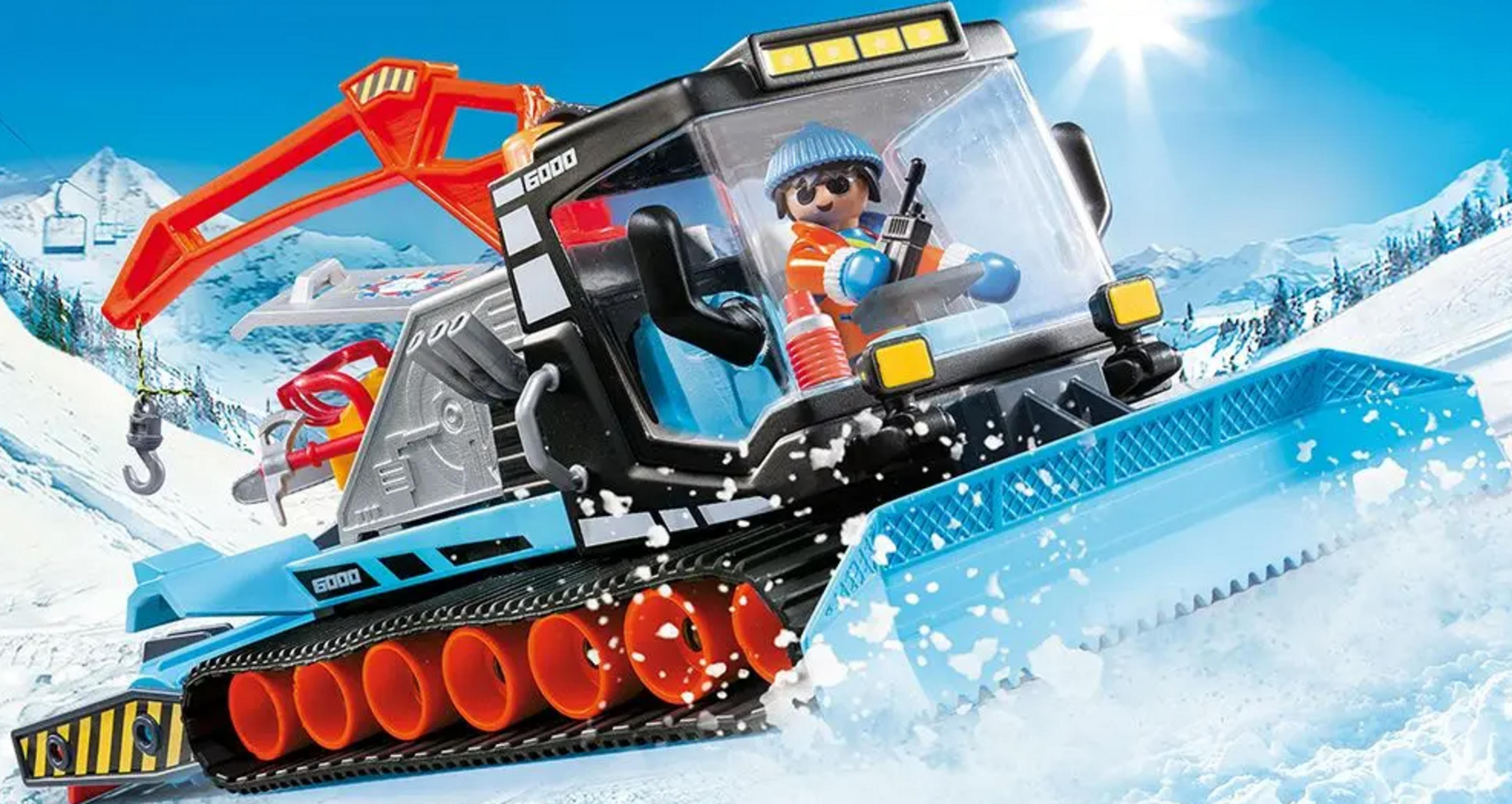 Ein PistenBully mit Figur fährt auf einem verschneiten Berg. Skilift im Hintergrund.