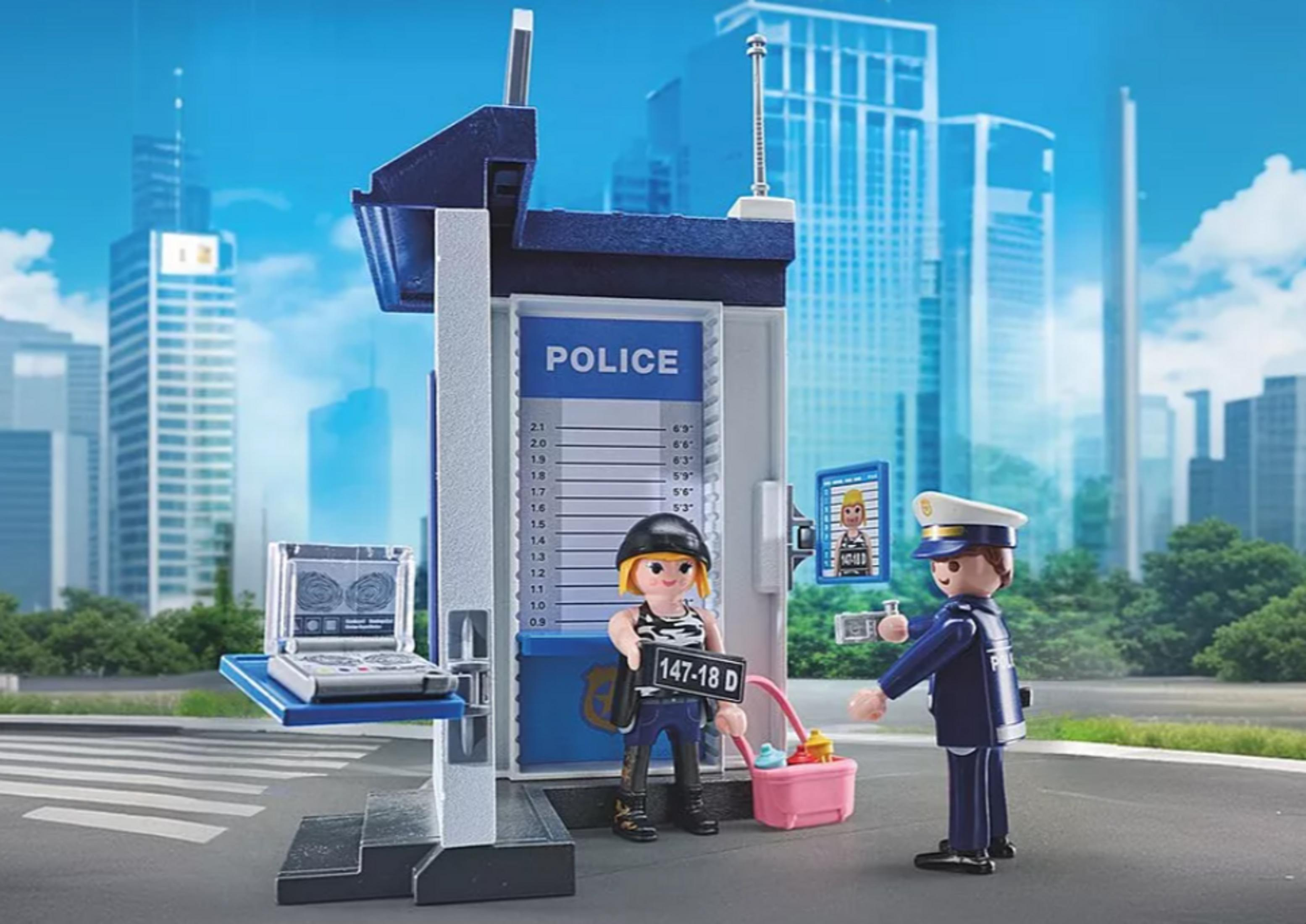 Policjanci Playmobil i podejrzany na posterunku policji z miejskim tłem.