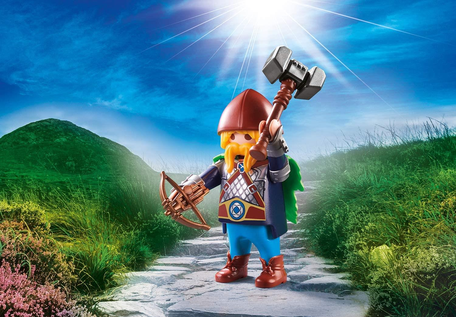 Ein Wikinger-Spielzeug mit Hammer und Armbrust steht auf einem Steinweg.