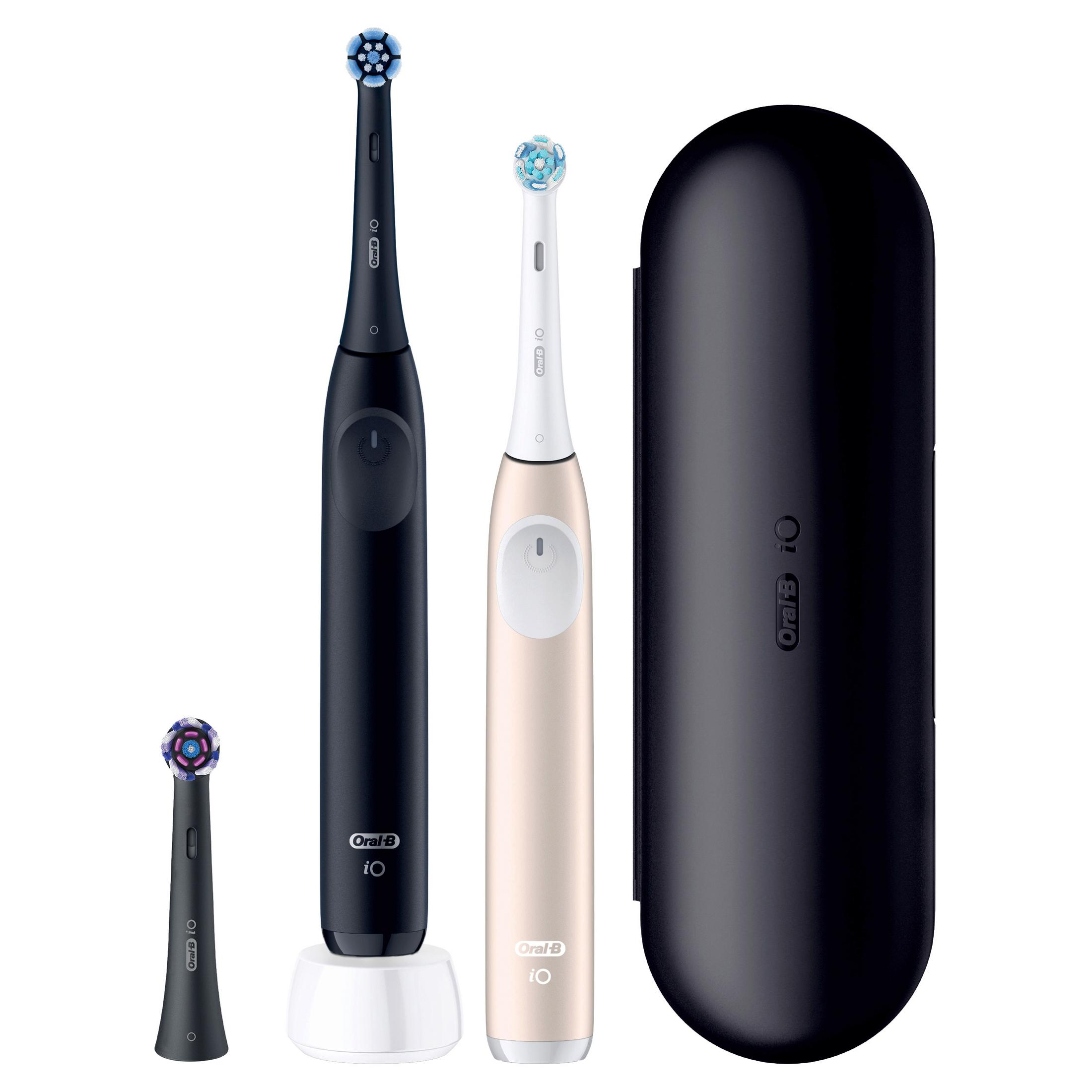 Due spazzolini elettrici, uno nero, uno dorato, con testine e custodia di ricarica.