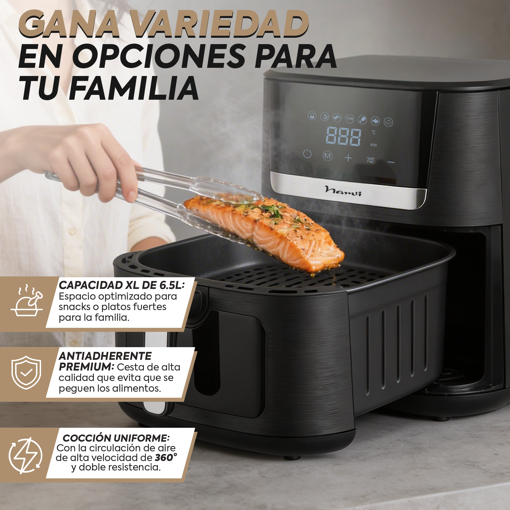 Una persona usa pinzas para colocar un filete de salmón en una freidora de aire negra.
