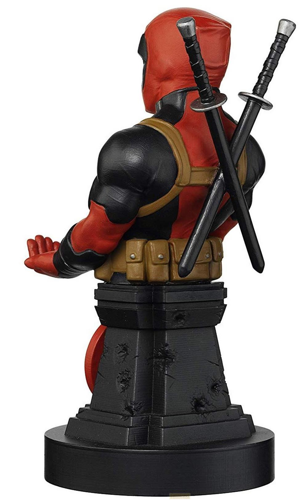 Statua di Deadpool con due spade su una base nera con fori di proiettile.