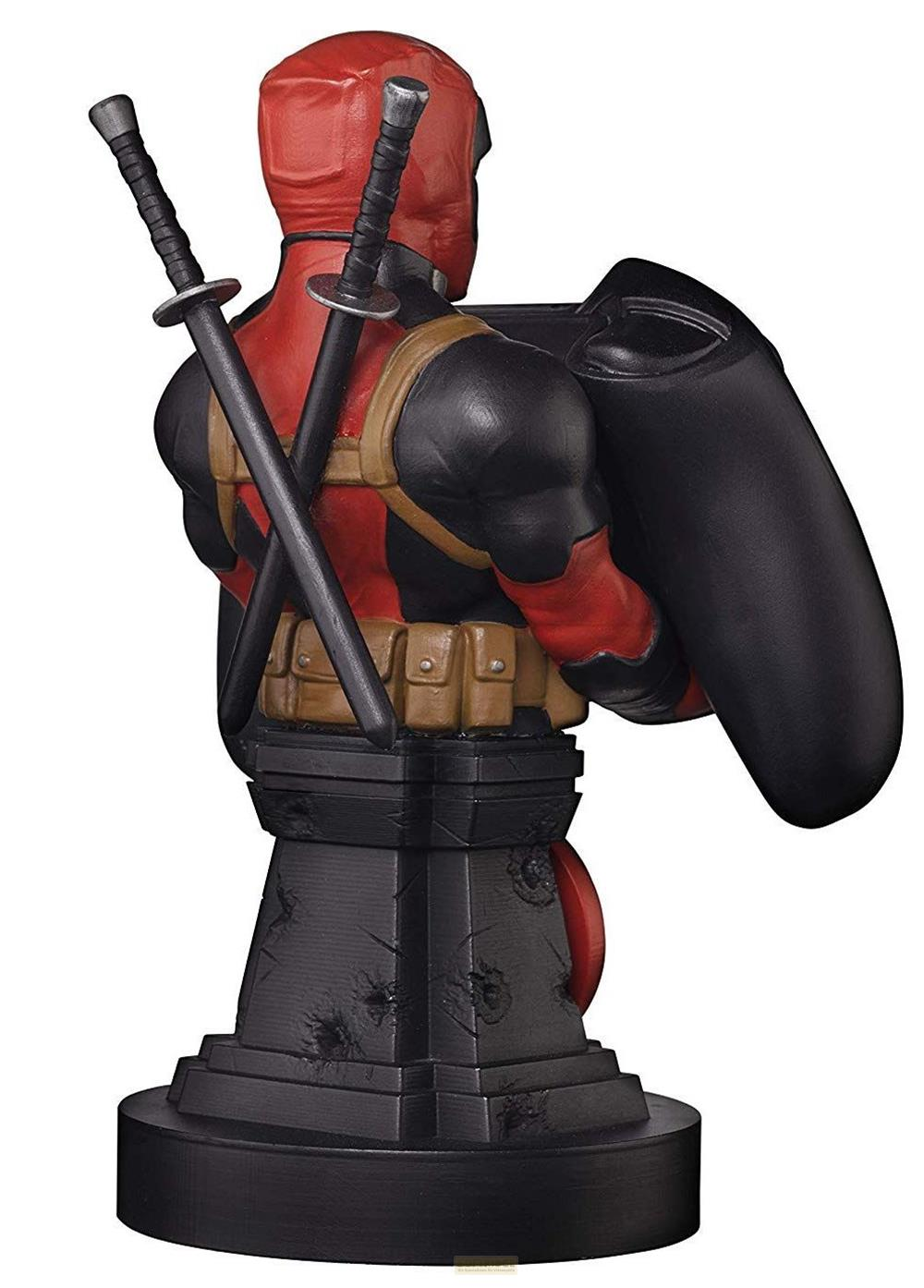 Un busto di Deadpool con costume rosso e nero, spade e un supporto per scudo nero.