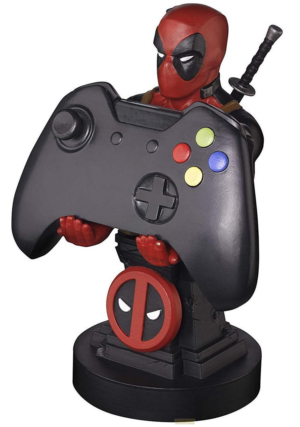 Statua di Deadpool che tiene un controller nero con pulsanti colorati e logo Deadpool.