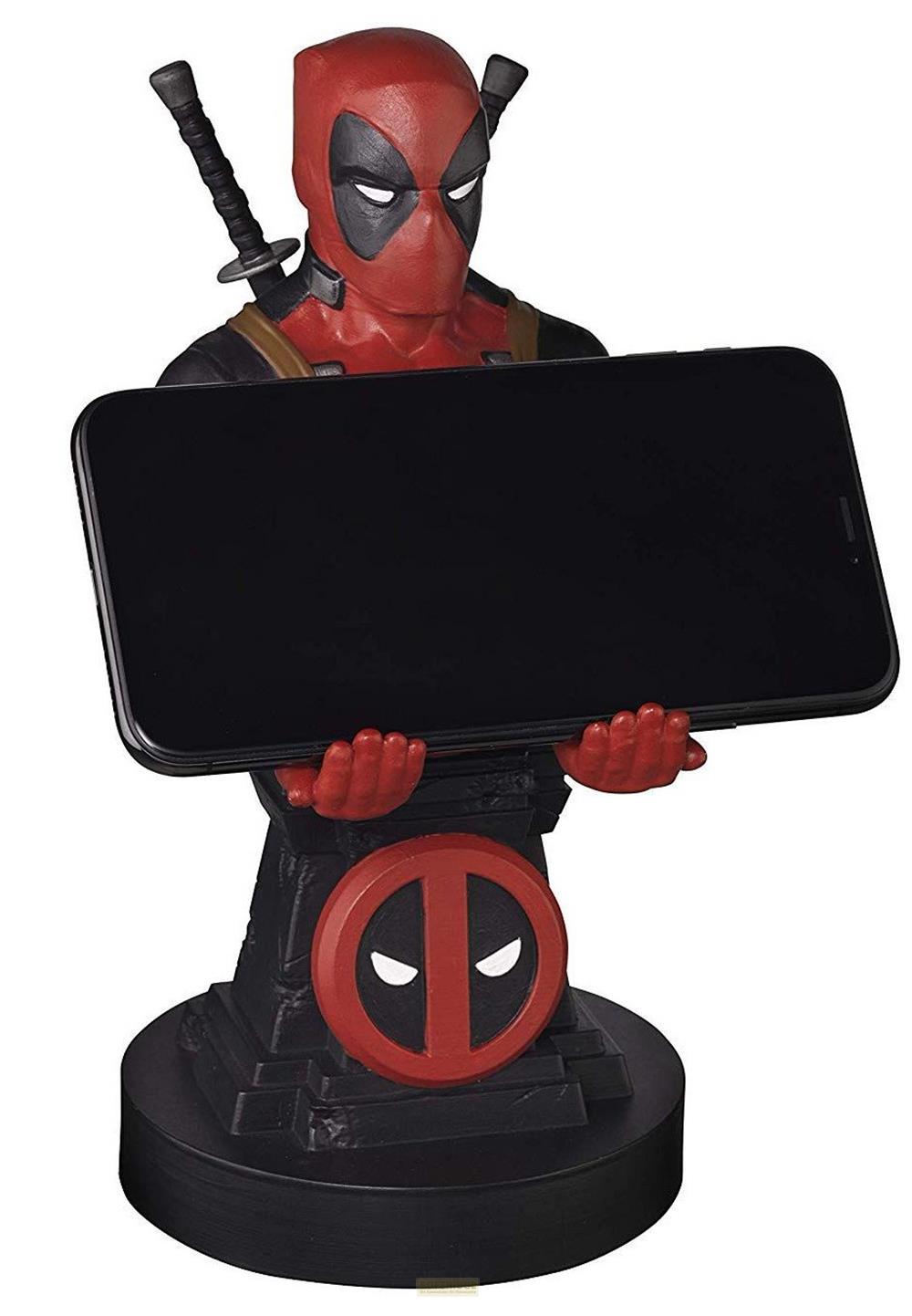 Statua di Deadpool che tiene uno smartphone nero su una base nera con il suo logo.