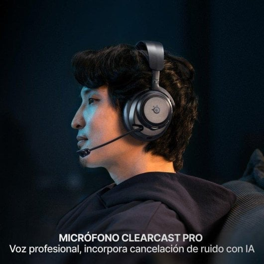 Un hombre con auriculares y micrófono, fondo oscuro.