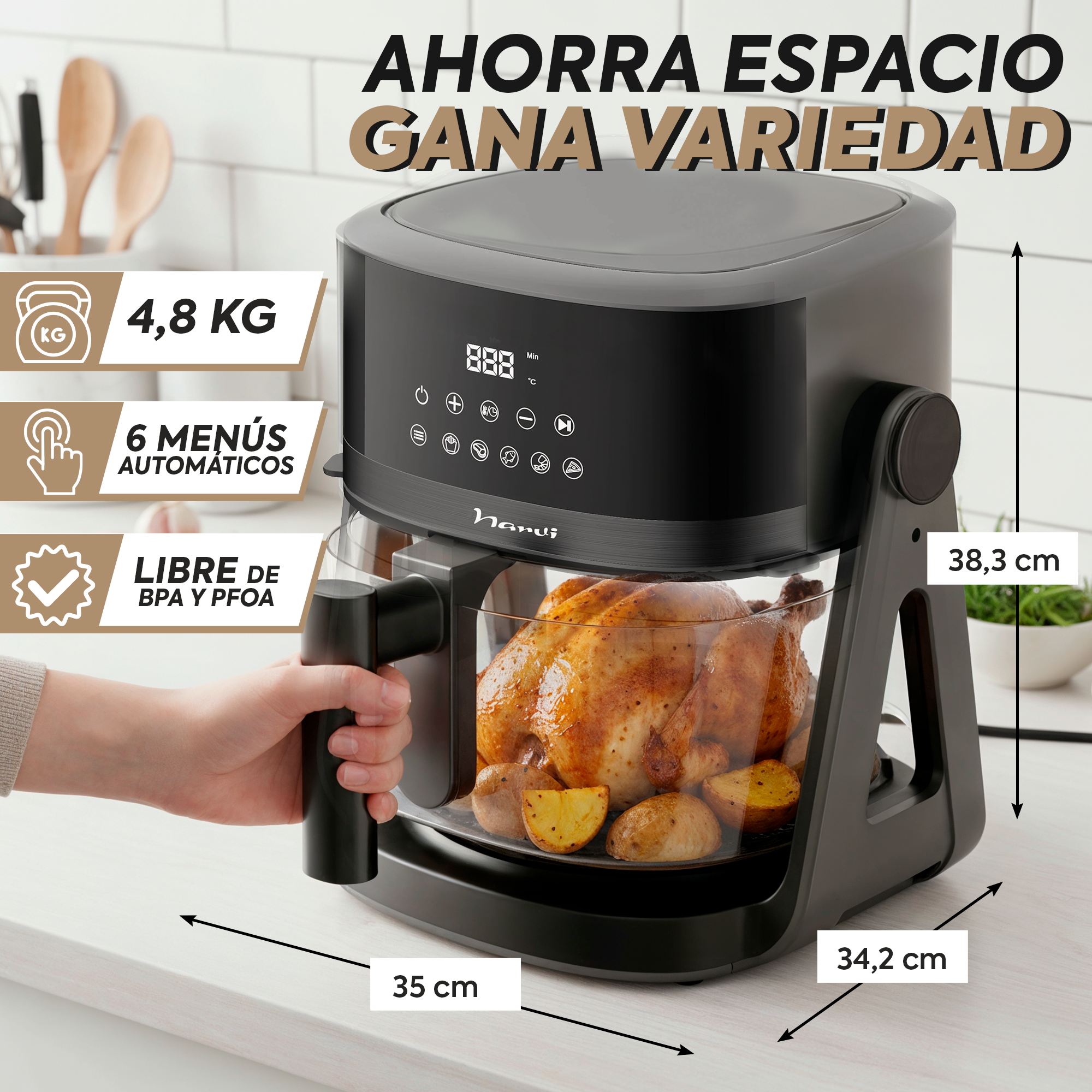 Una freidora de aire negra con pollo asado y patatas dentro. Dimensiones: 35cm, 34,2cm, 38,3cm.