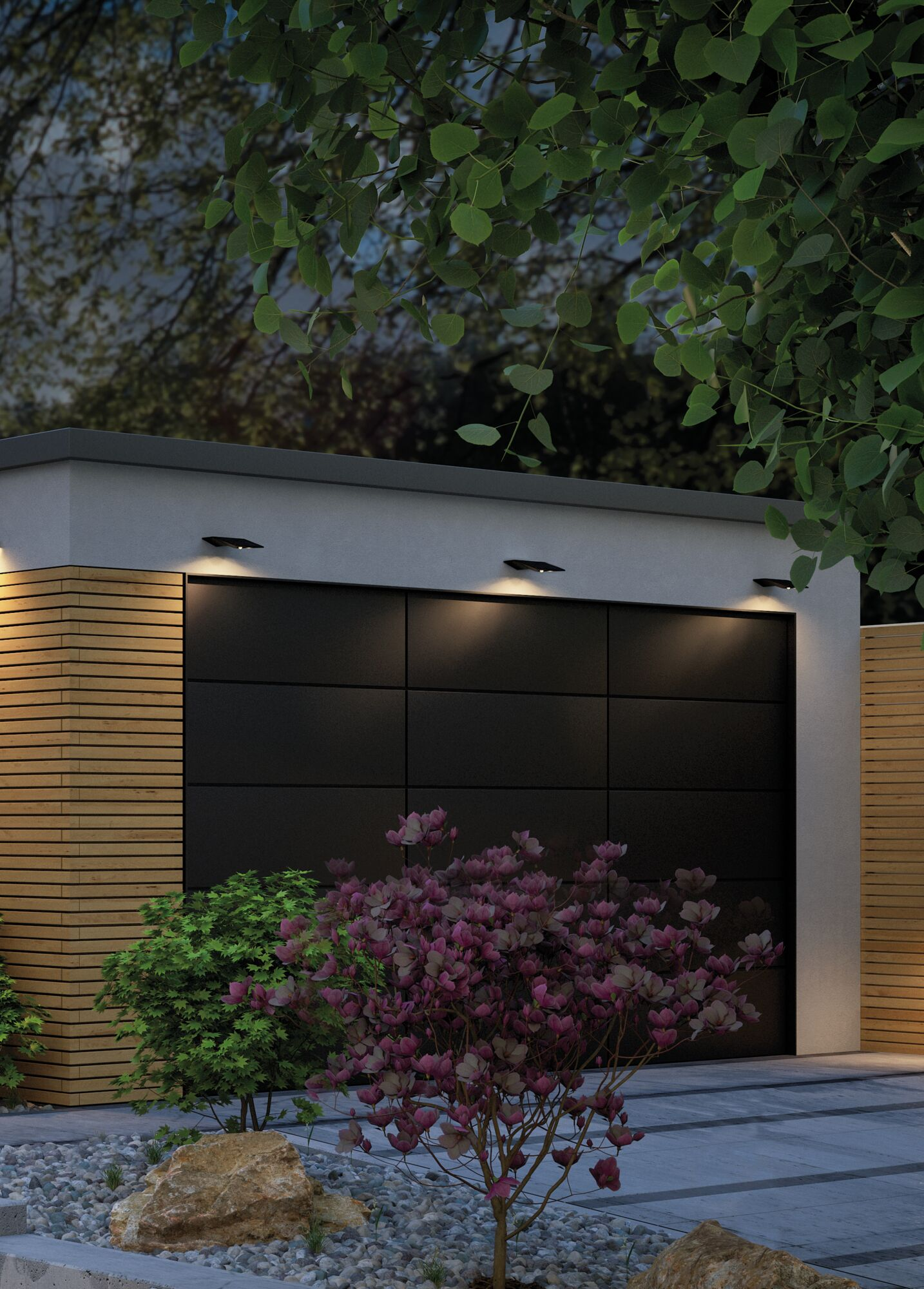 Garage moderno con porta nera, dettagli in legno e magnolia in fiore di notte.