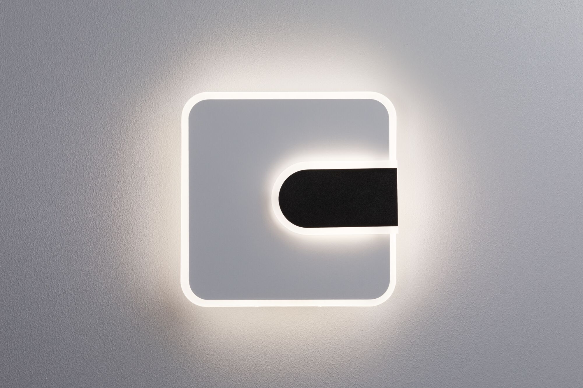 Nowoczesna lampa ścienna z szarą ramką i czarnym akcentem, oświetlona.
