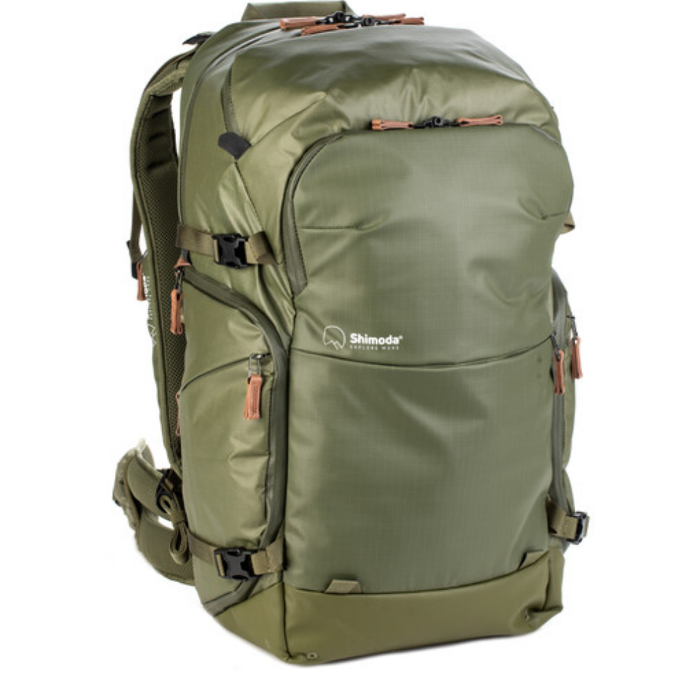 Groene Shimoda rugzak met meerdere zakken, ritsen en leren details.