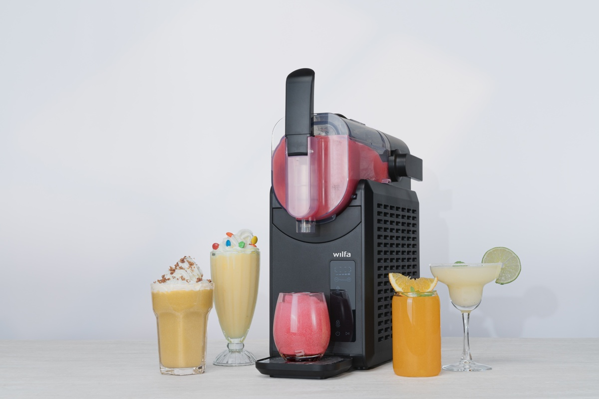 Una gelatiera Wilfa con quattro bevande: due frappè, un granita rosa e un succo d'arancia.