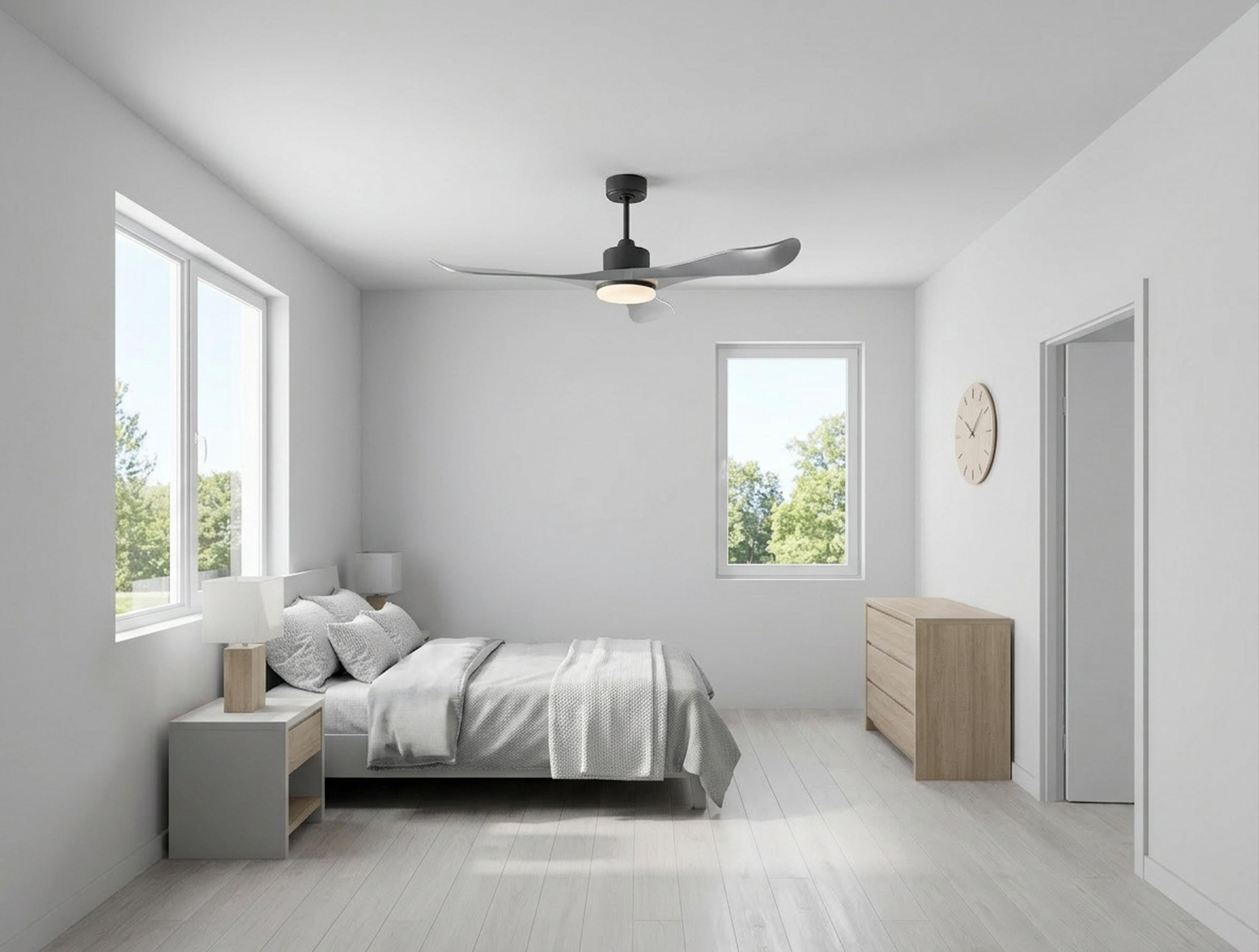 Un dormitorio con cama, mesitas de noche, cómoda y ventilador de techo.