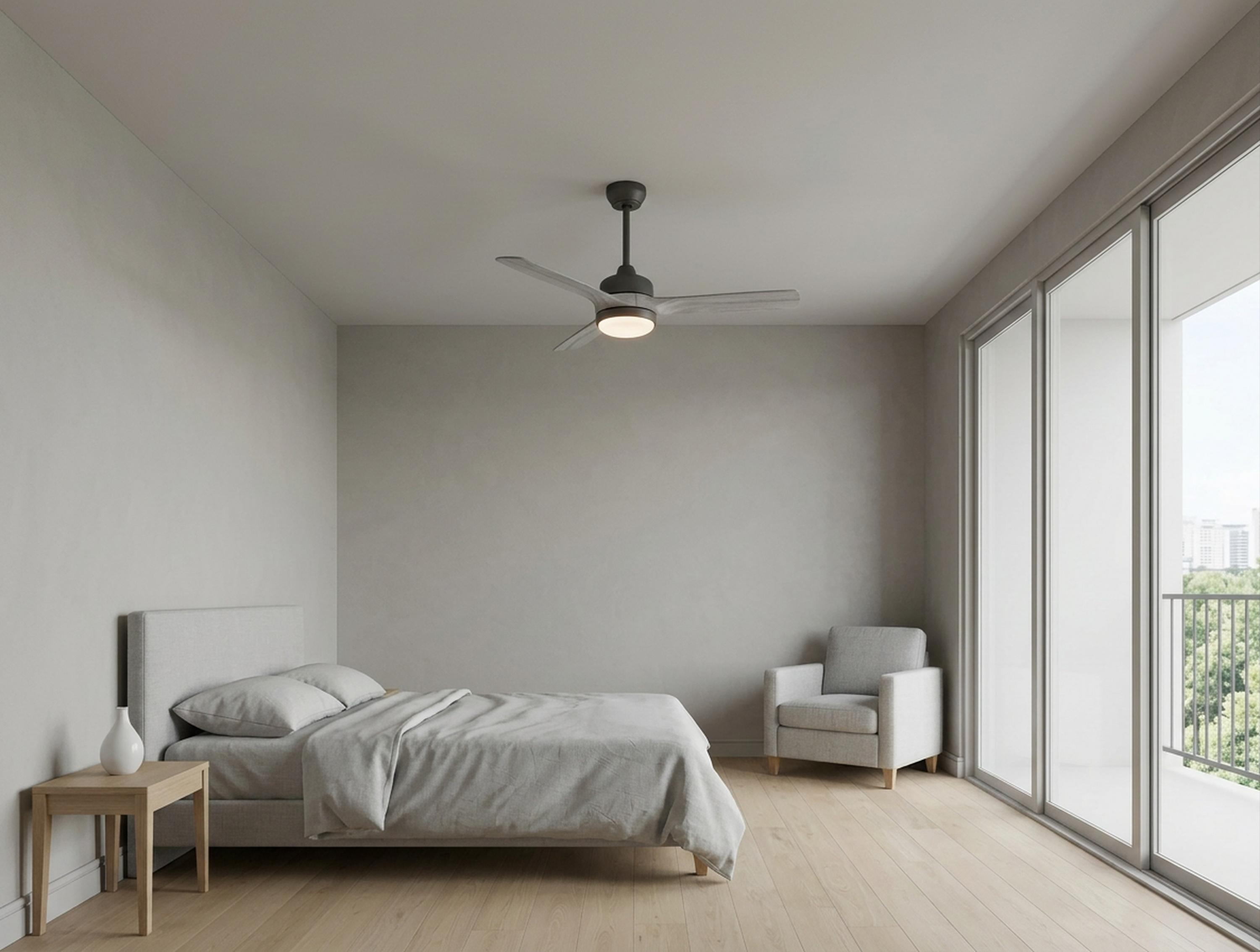 Un dormitorio con cama, sillón, ventilador de techo y balcón.