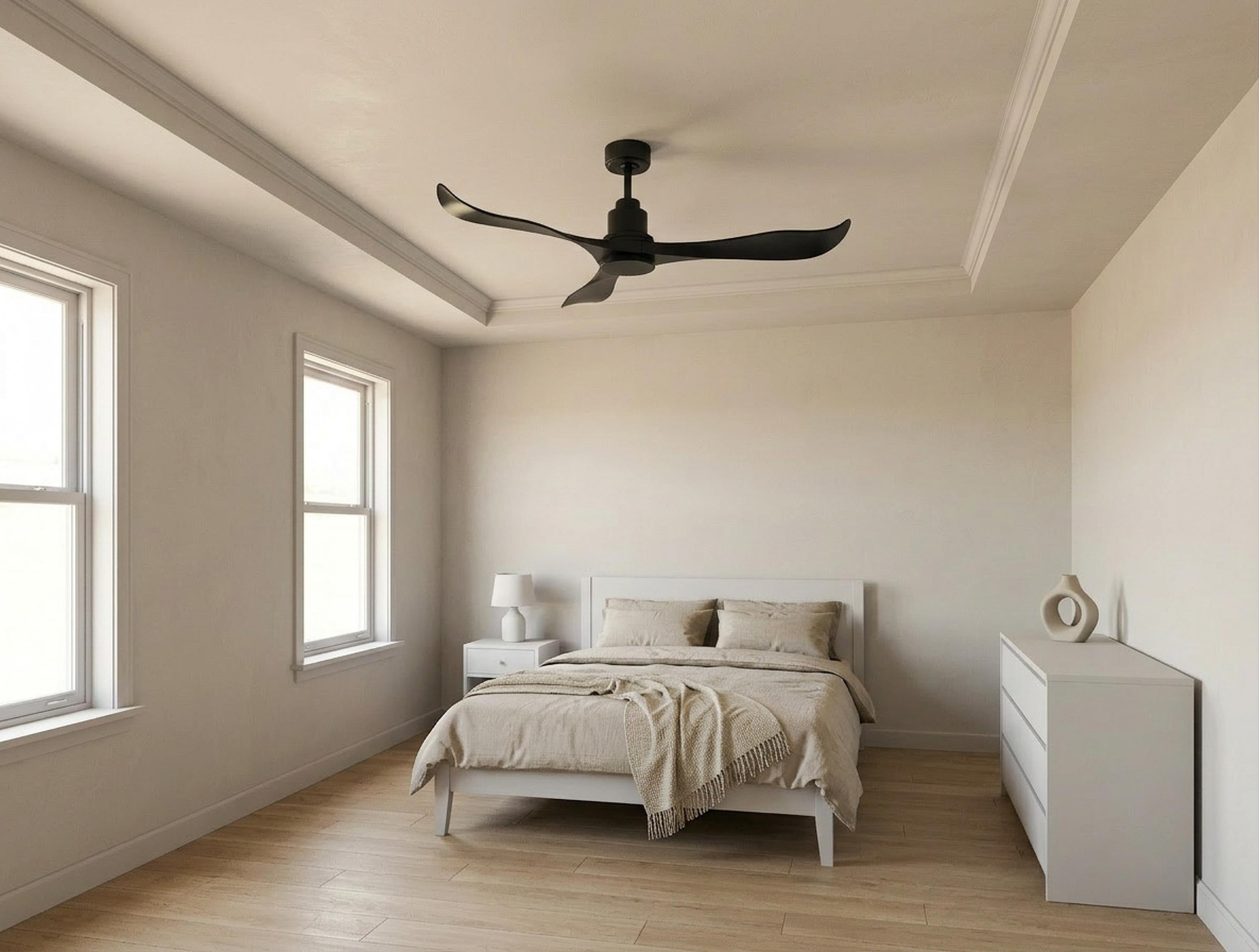 Un dormitorio con cama, mesita de noche, cómoda y ventilador de techo.