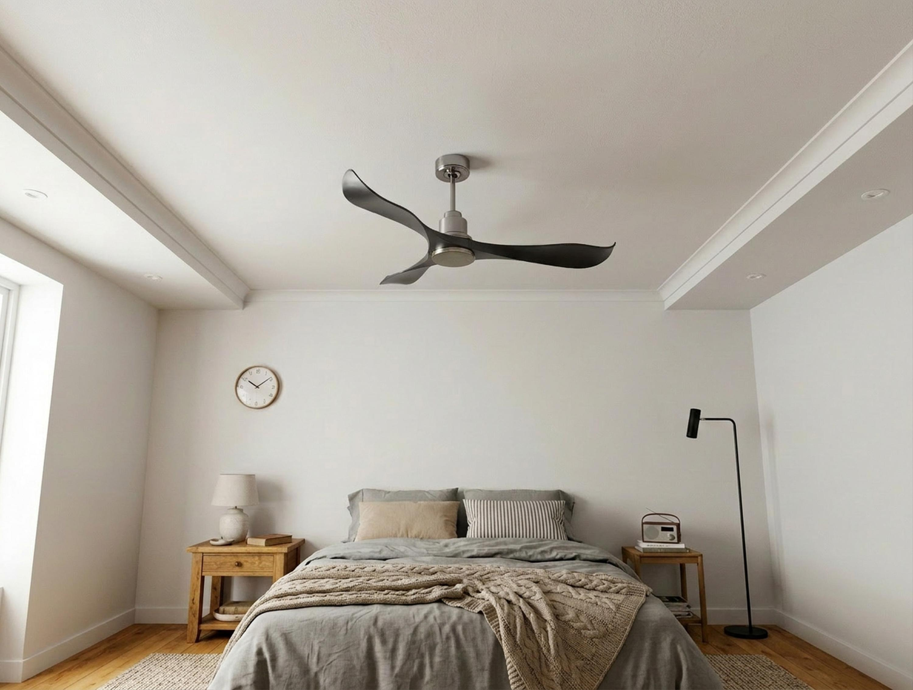 Un dormitorio con un ventilador de techo moderno sobre una cama.