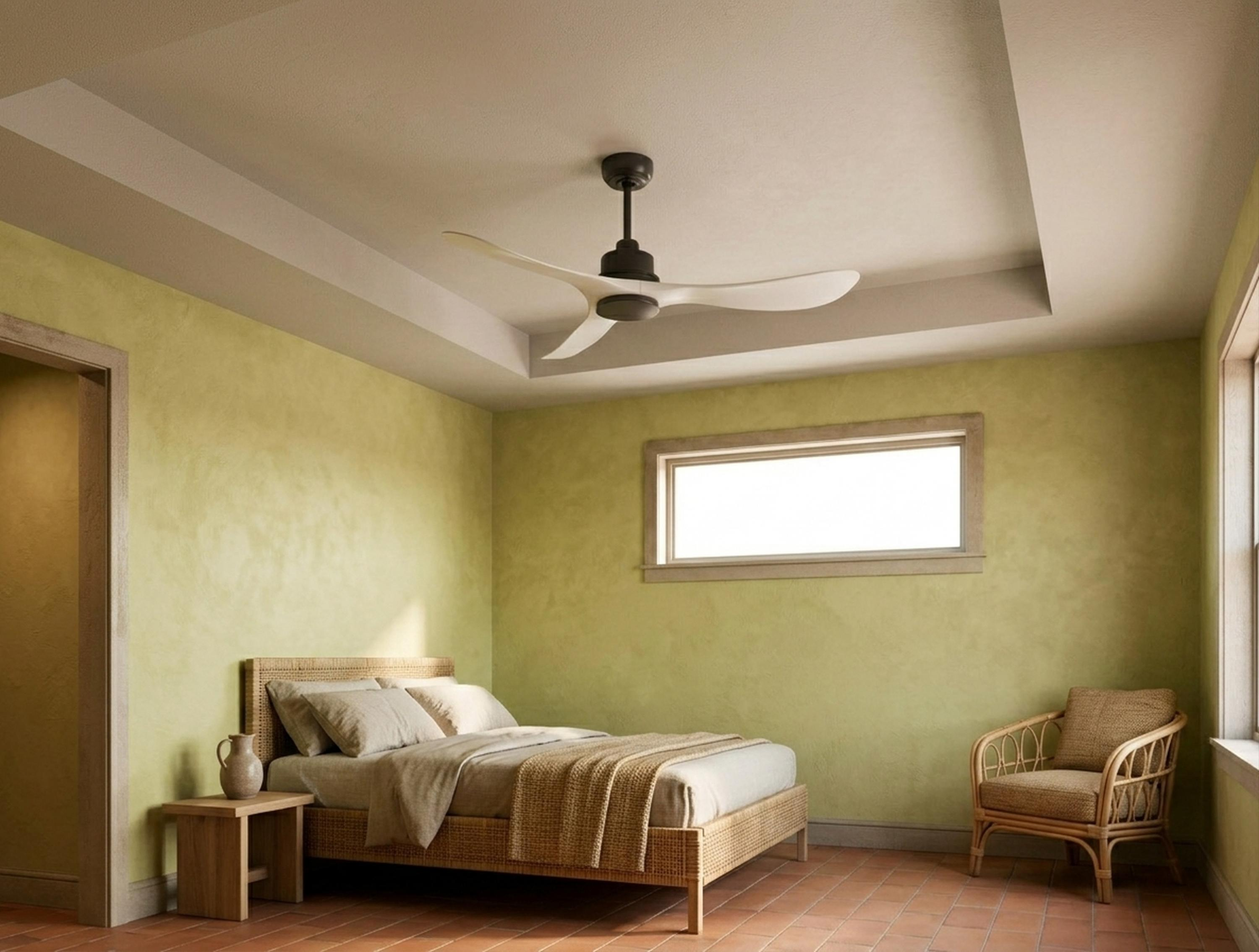 Un dormitorio con cama, ventilador de techo y ventana.