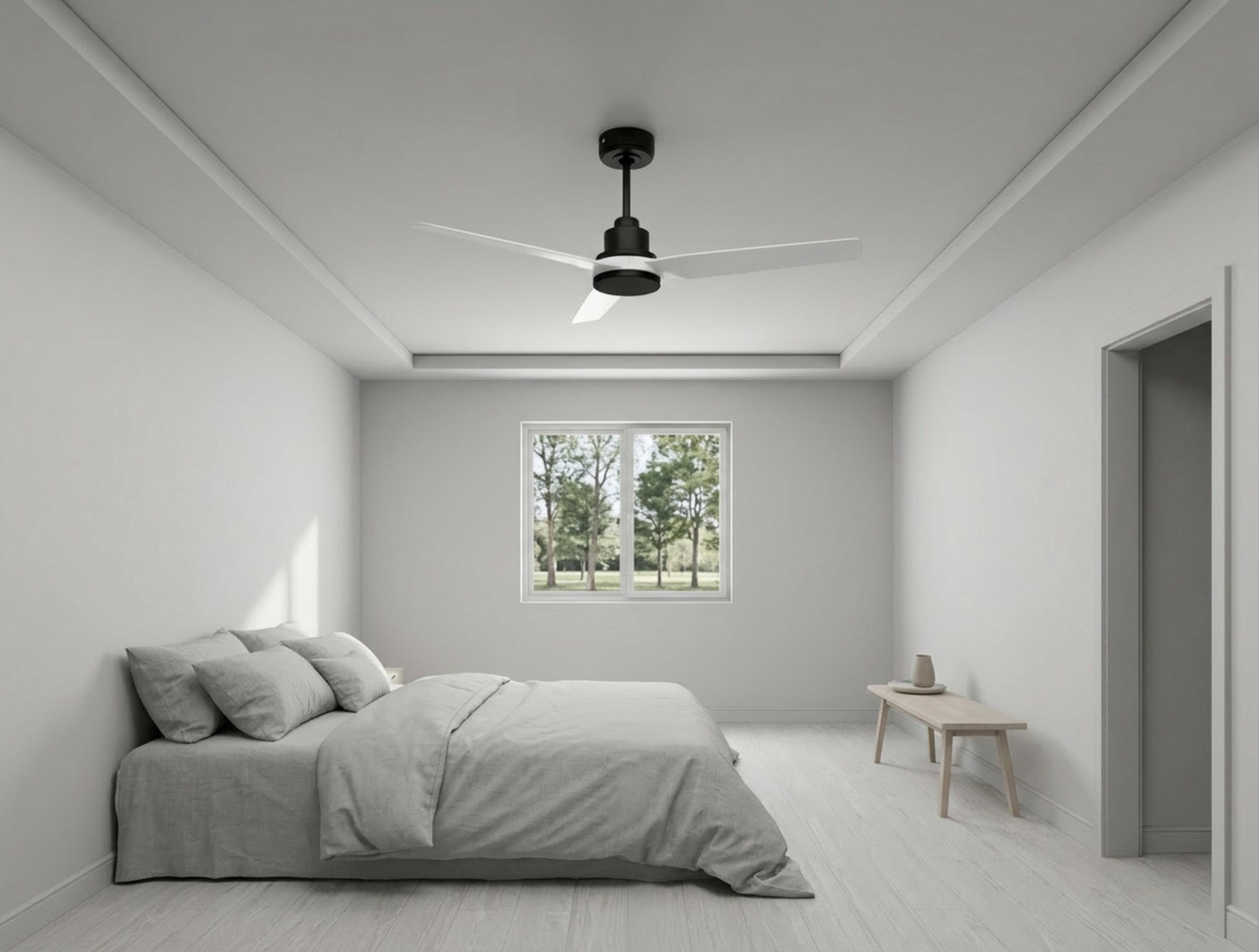 Un dormitorio minimalista con cama, ventilador de techo, ventana y banco.