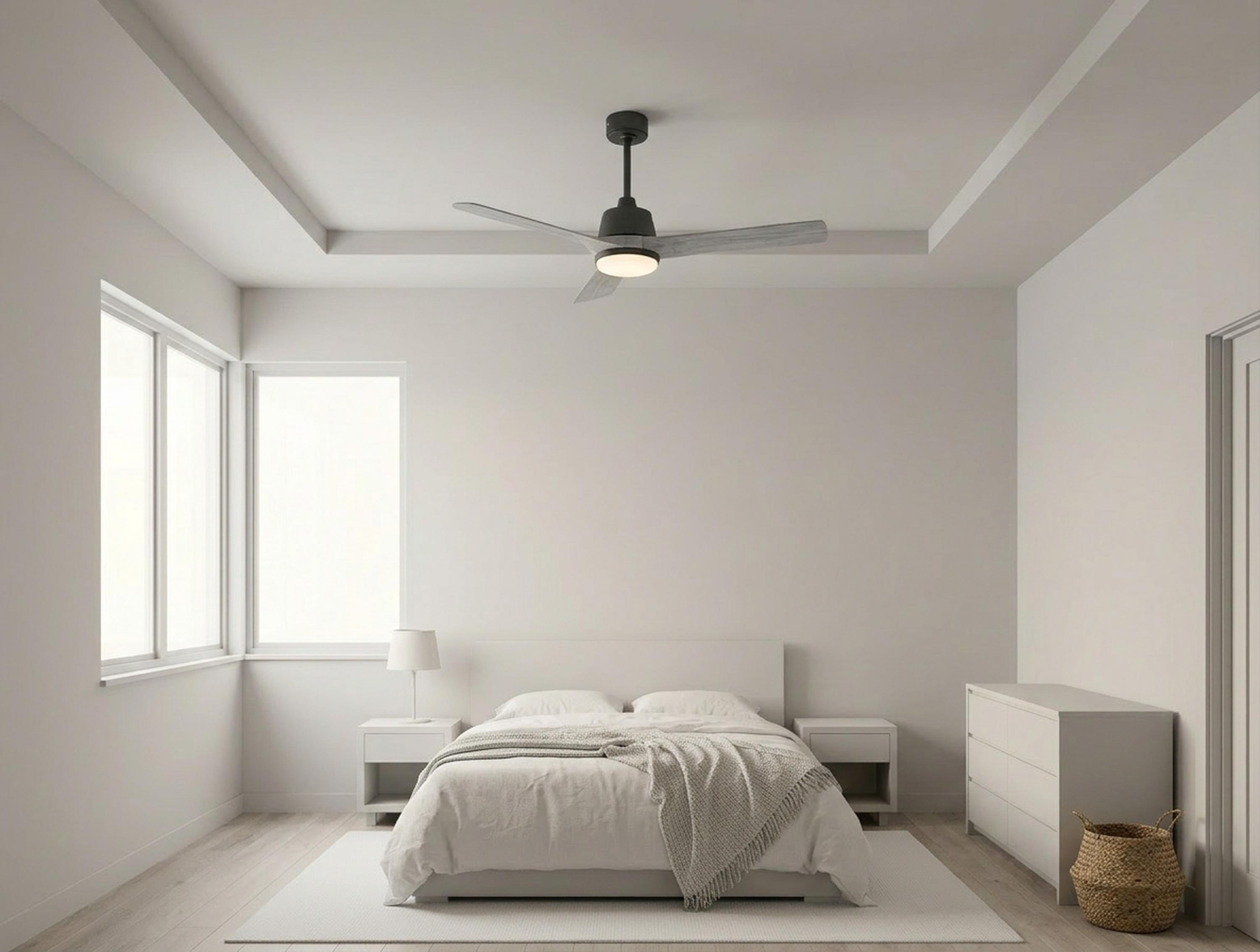Un dormitorio moderno con cama, mesitas de noche, cómoda y ventilador de techo.