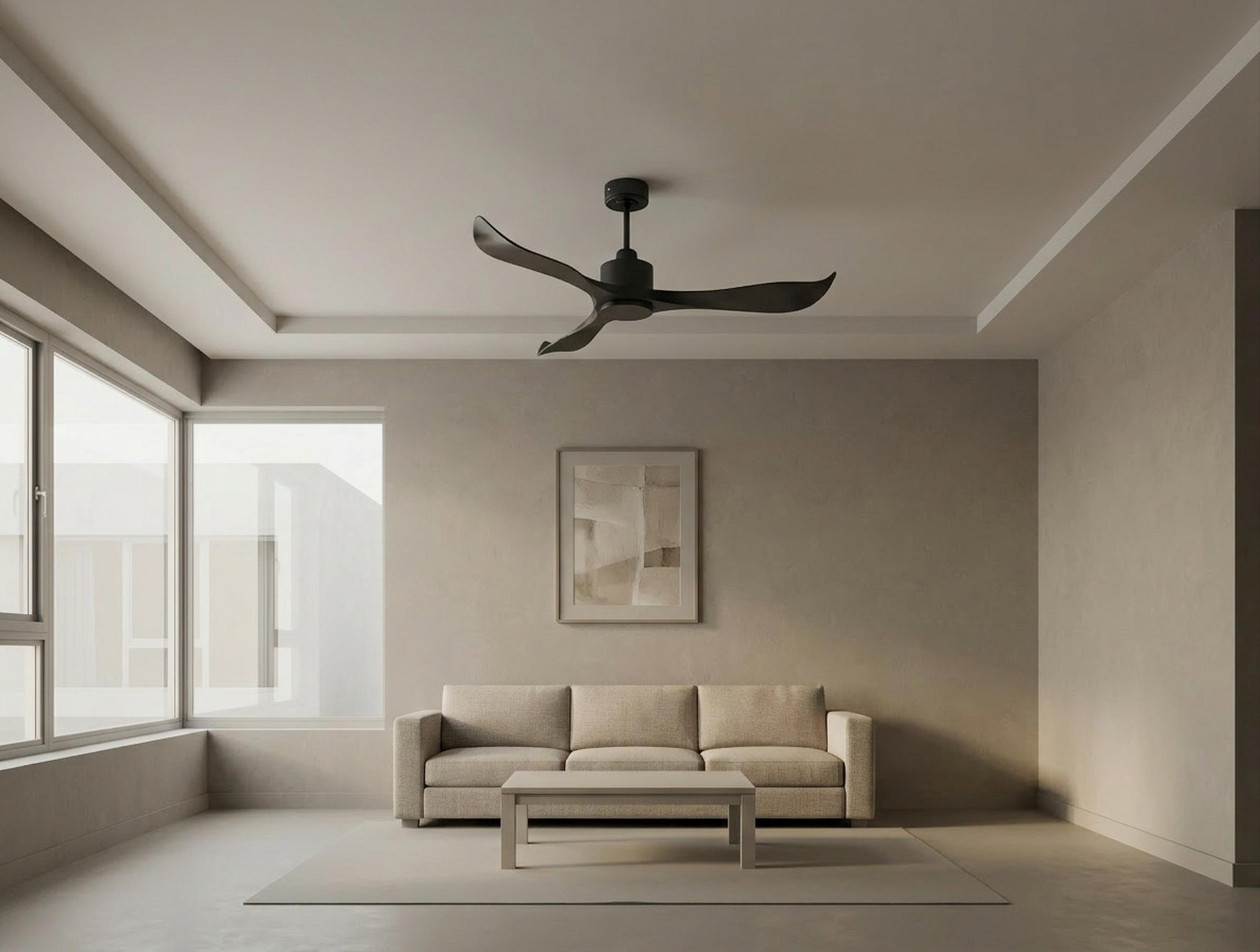 Una sala de estar moderna con sofá, mesa de centro, arte y ventilador de techo.