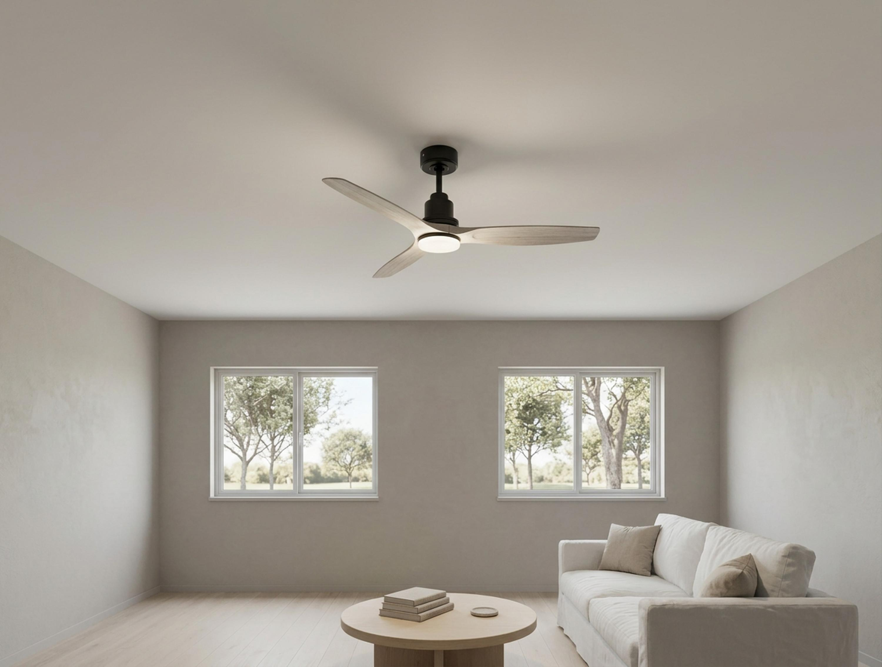 Una sala de estar con sofá blanco, mesa de madera y ventilador de techo.