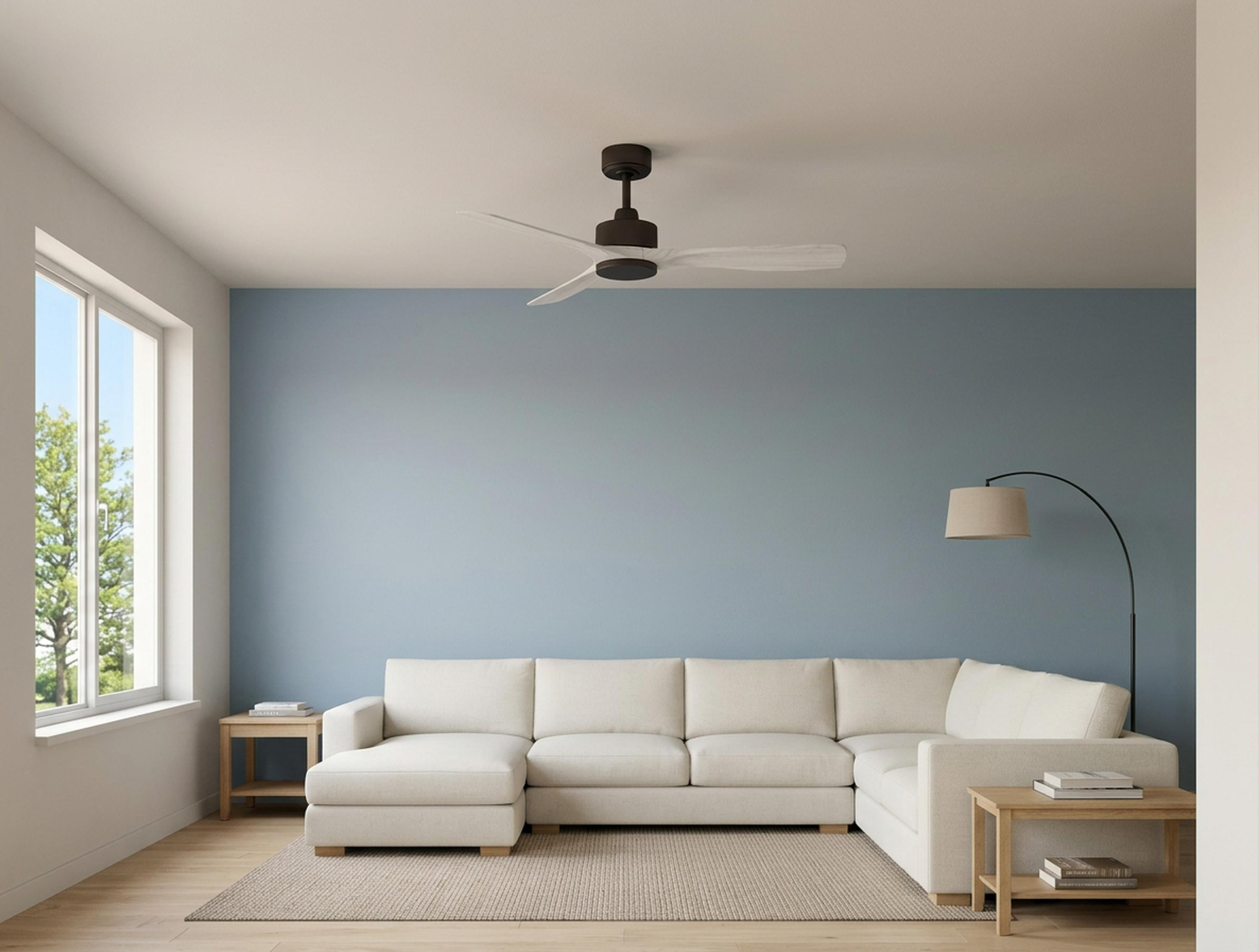 Una sala de estar luminosa con sofá esquinero blanco, suelo de madera y pared azul.