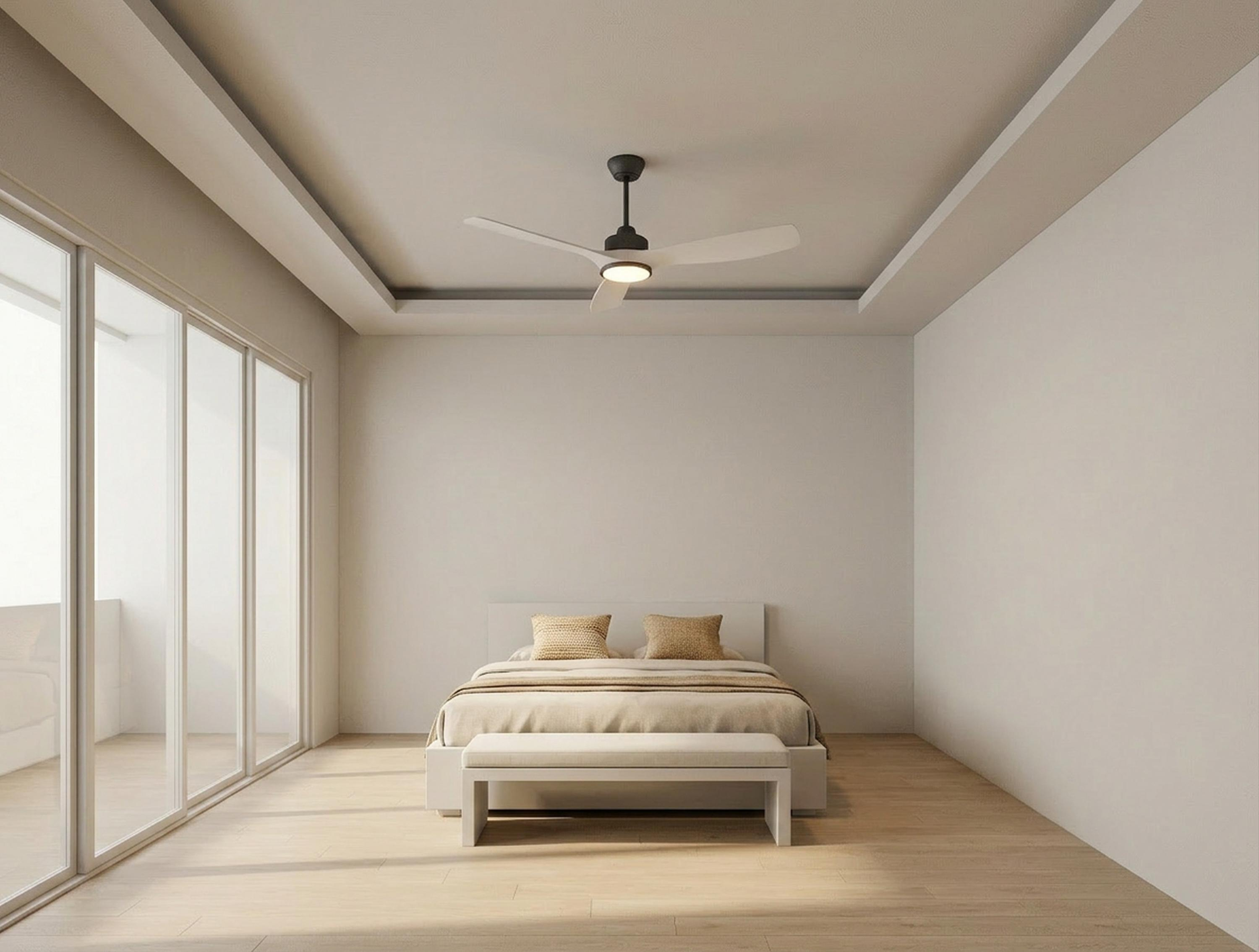 Un dormitorio con cama, ventilador de techo y puerta al balcón.