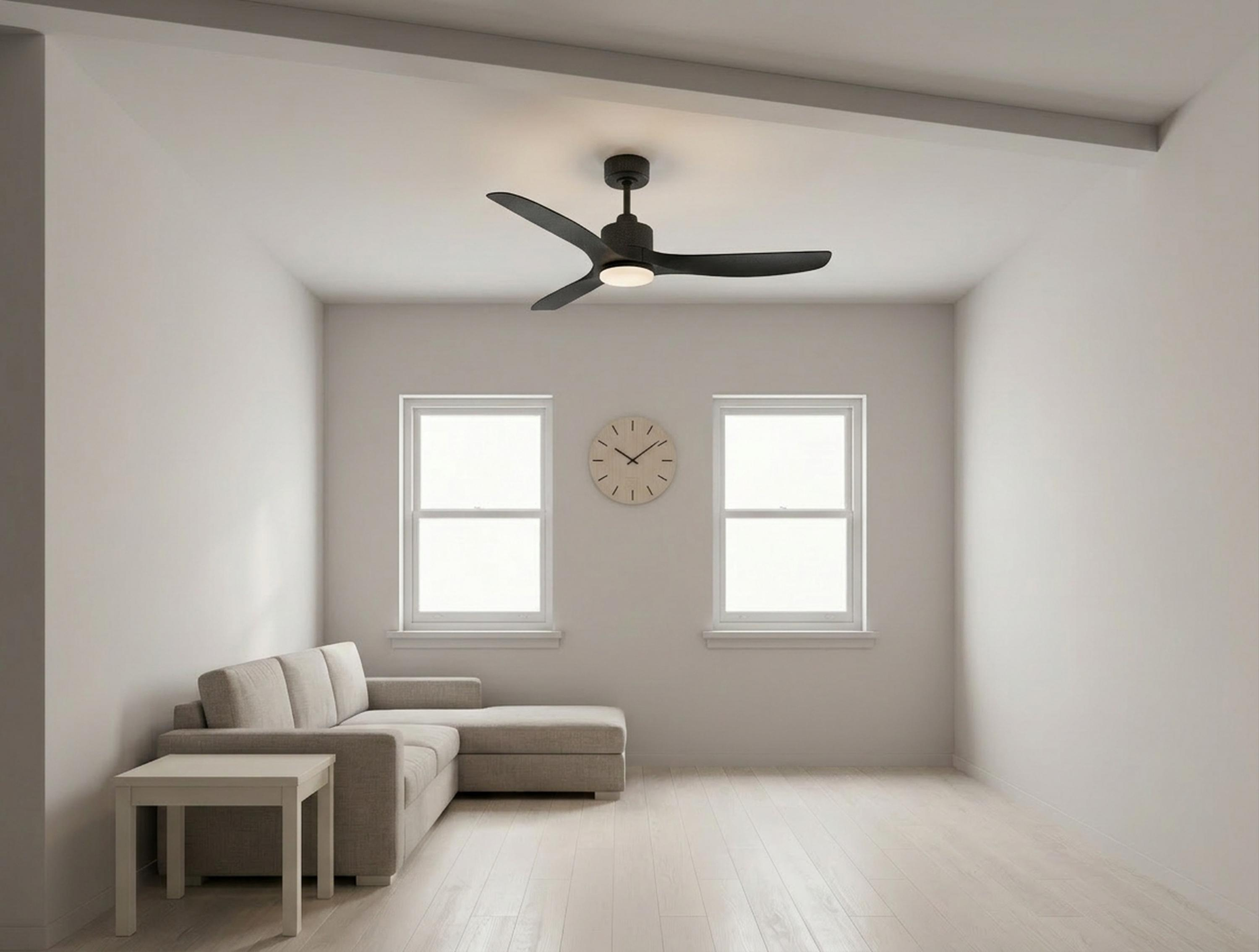 Una sala de estar con sofá seccional, mesa auxiliar, dos ventanas, reloj y ventilador de techo.