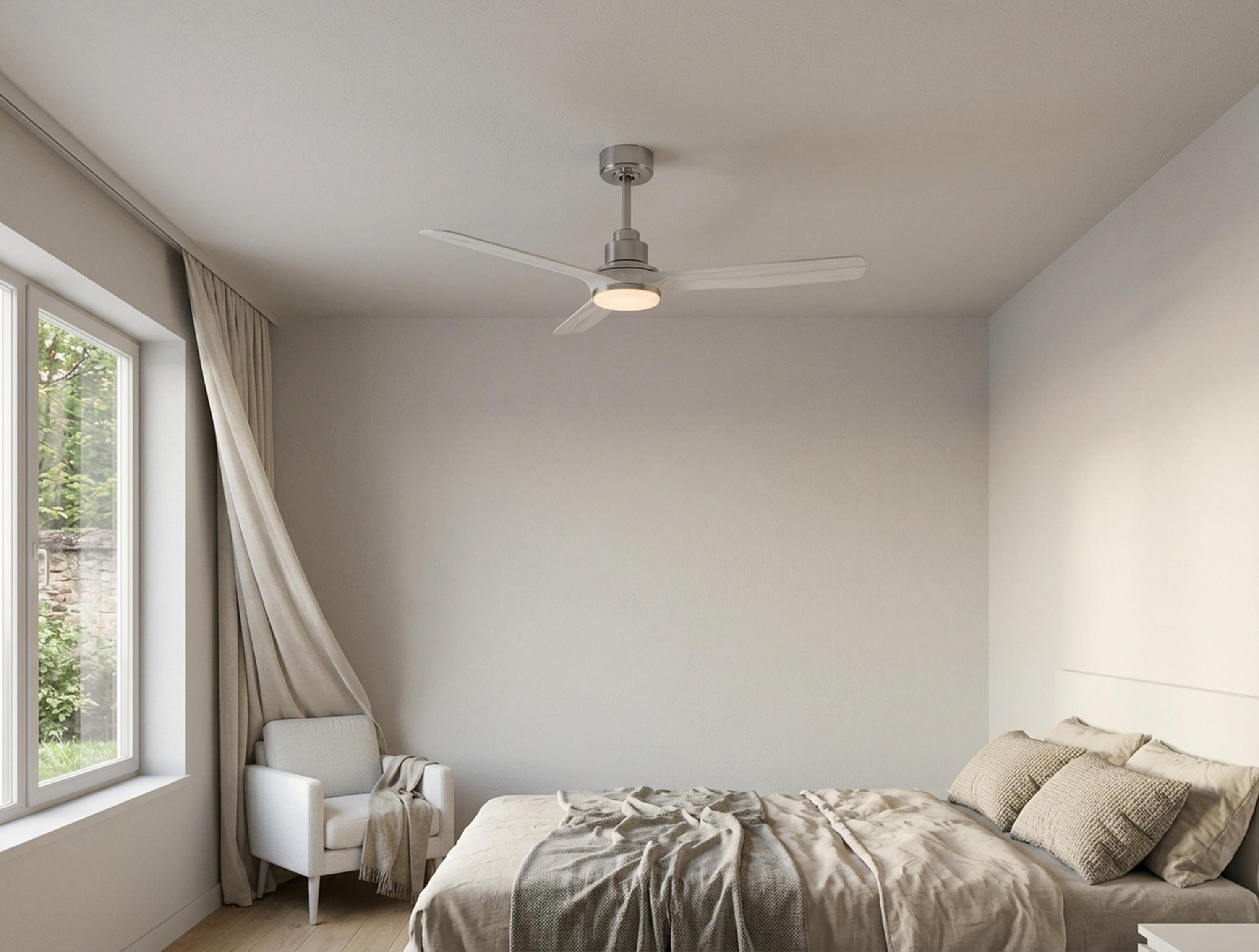 Un dormitorio con cama, sillón, ventana y ventilador de techo.