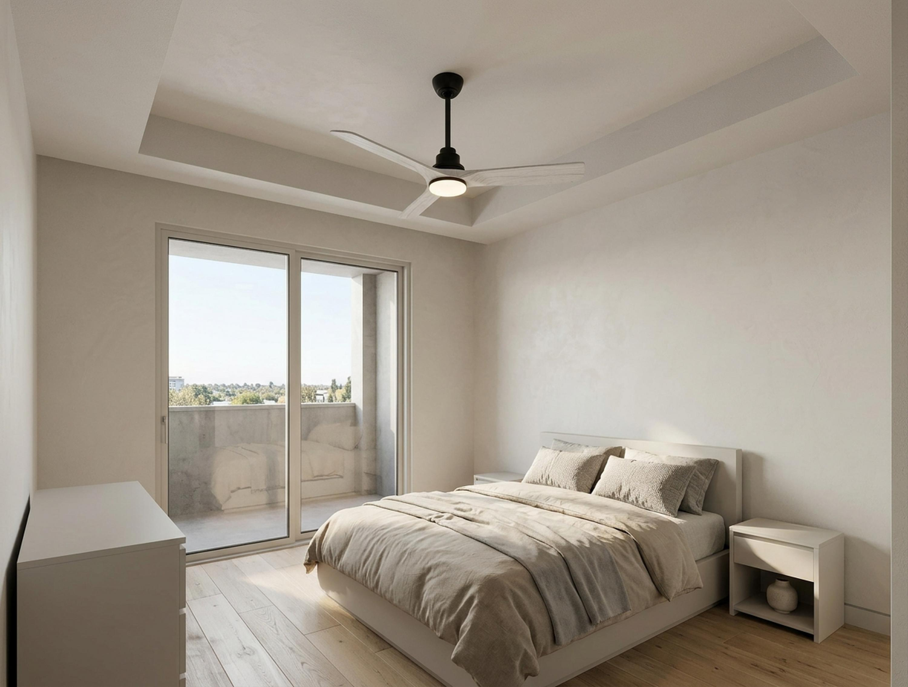 Un dormitorio con cama, mesita de noche, cómoda y ventilador de techo.