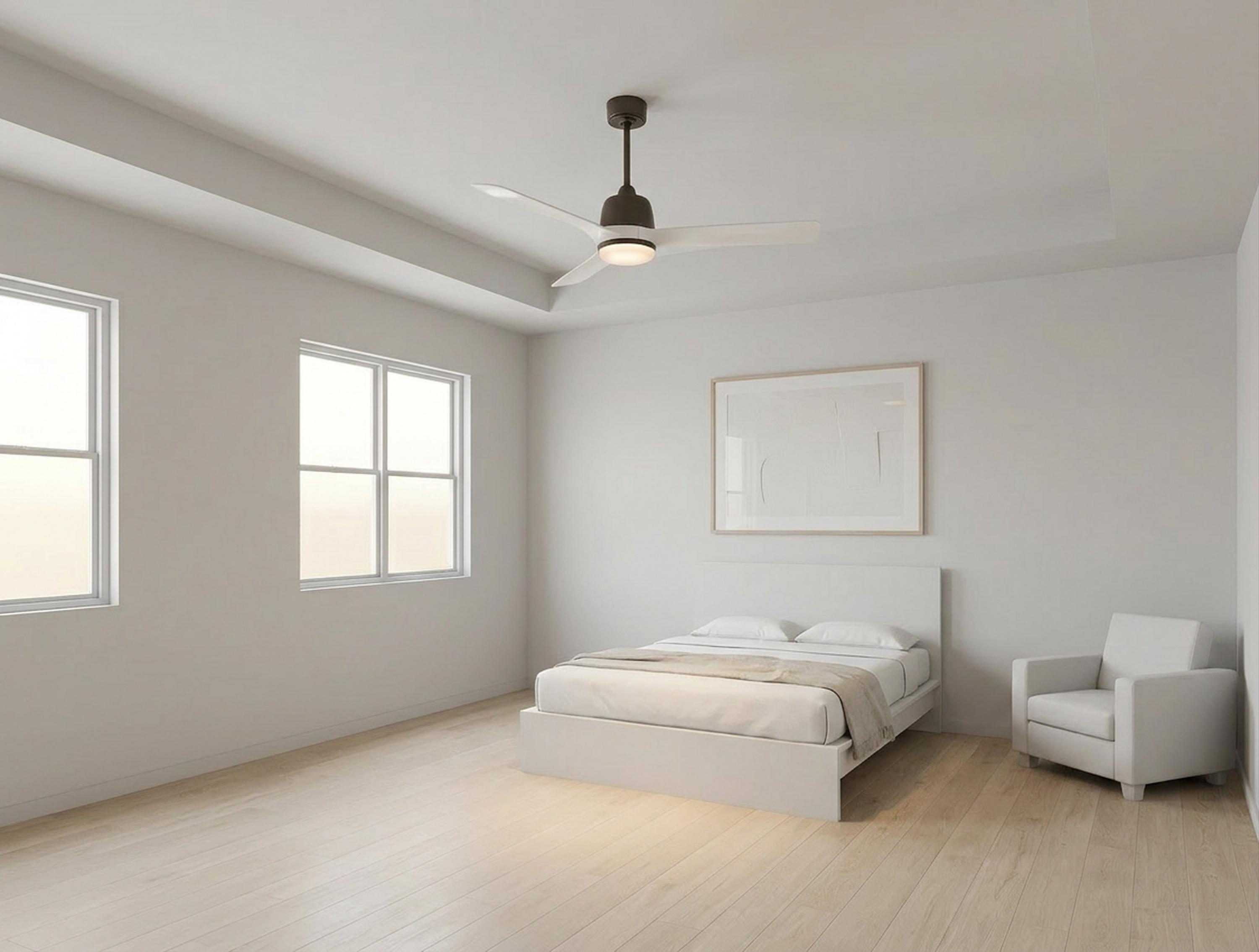 Un dormitorio minimalista con cama blanca, sillón y ventilador de techo.