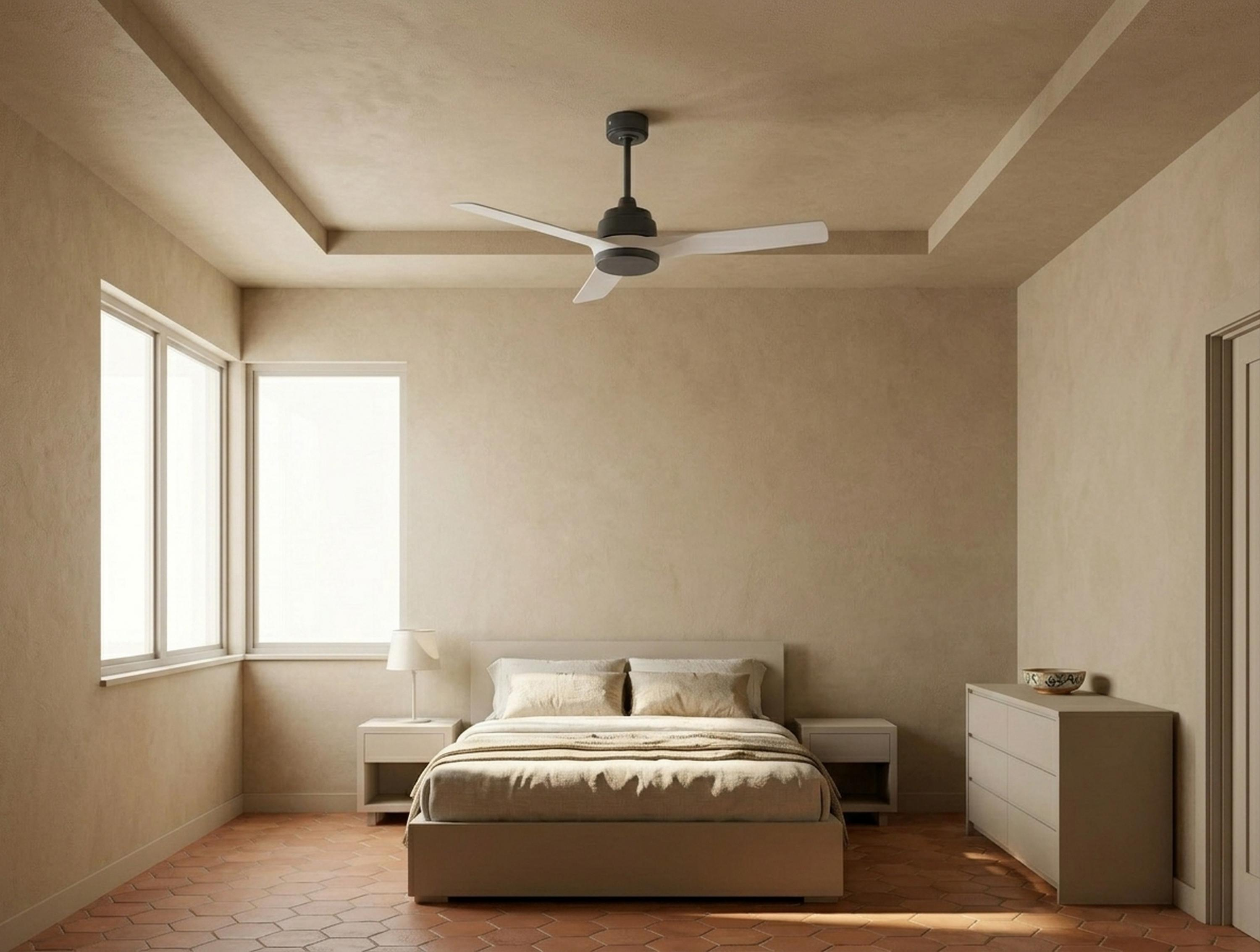 Un dormitorio con cama, mesitas de noche, cómoda, ventilador de techo y ventanas.